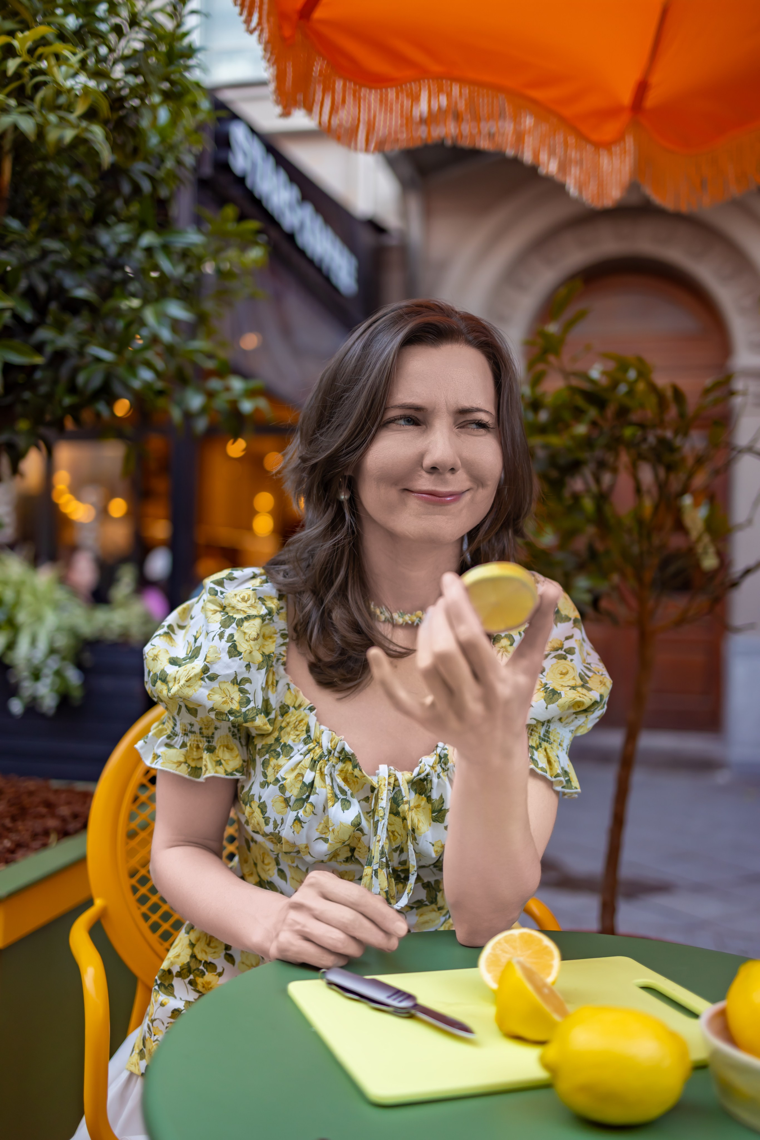 Цитрусовая история: фотосессия с лимонами в Камергерском переулке. Репортажный, семейный и студийный фотограф в Москве Демин Алексей