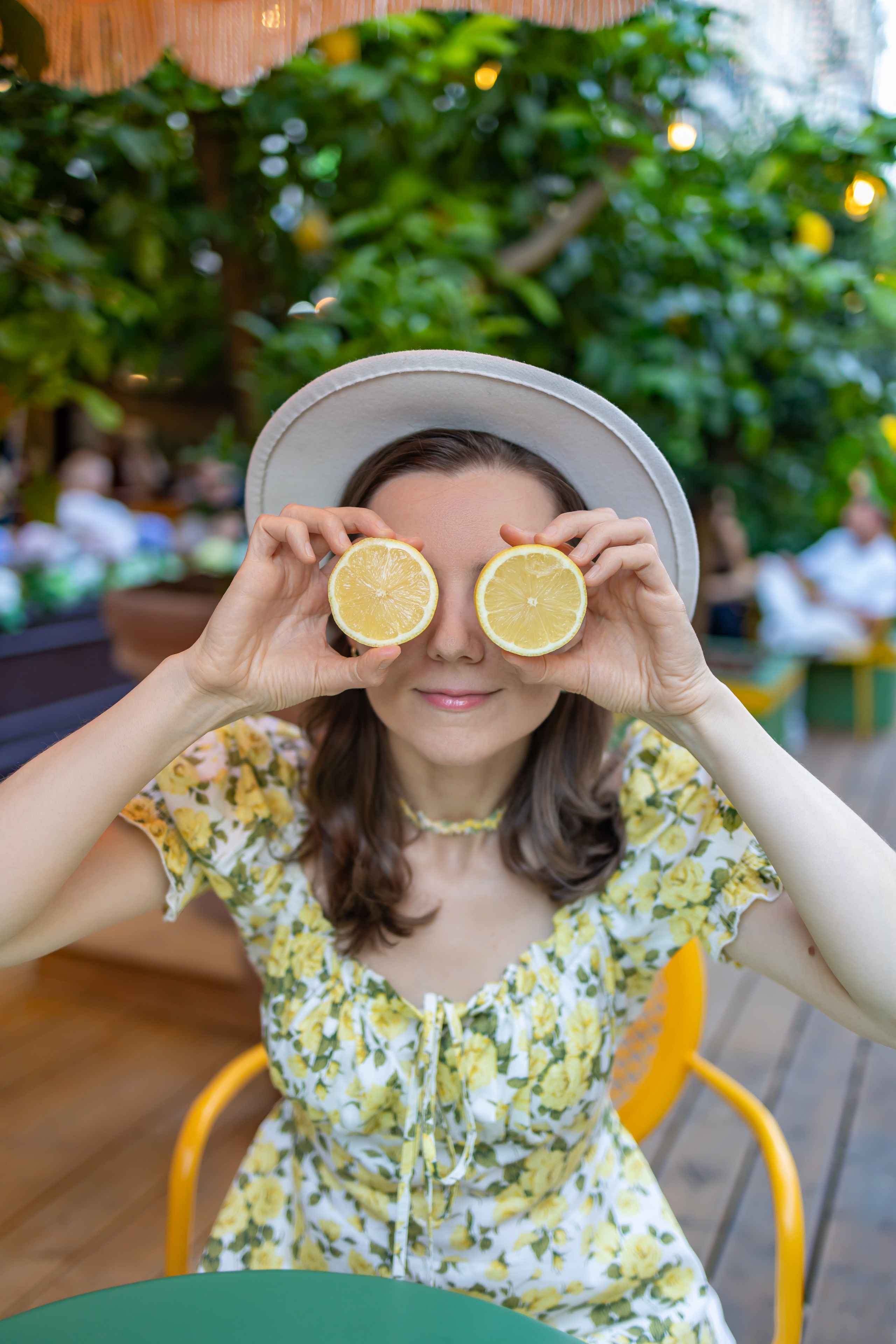 Цитрусовая история: фотосессия с лимонами в Камергерском переулке. Репортажный, семейный и студийный фотограф в Москве Демин Алексей