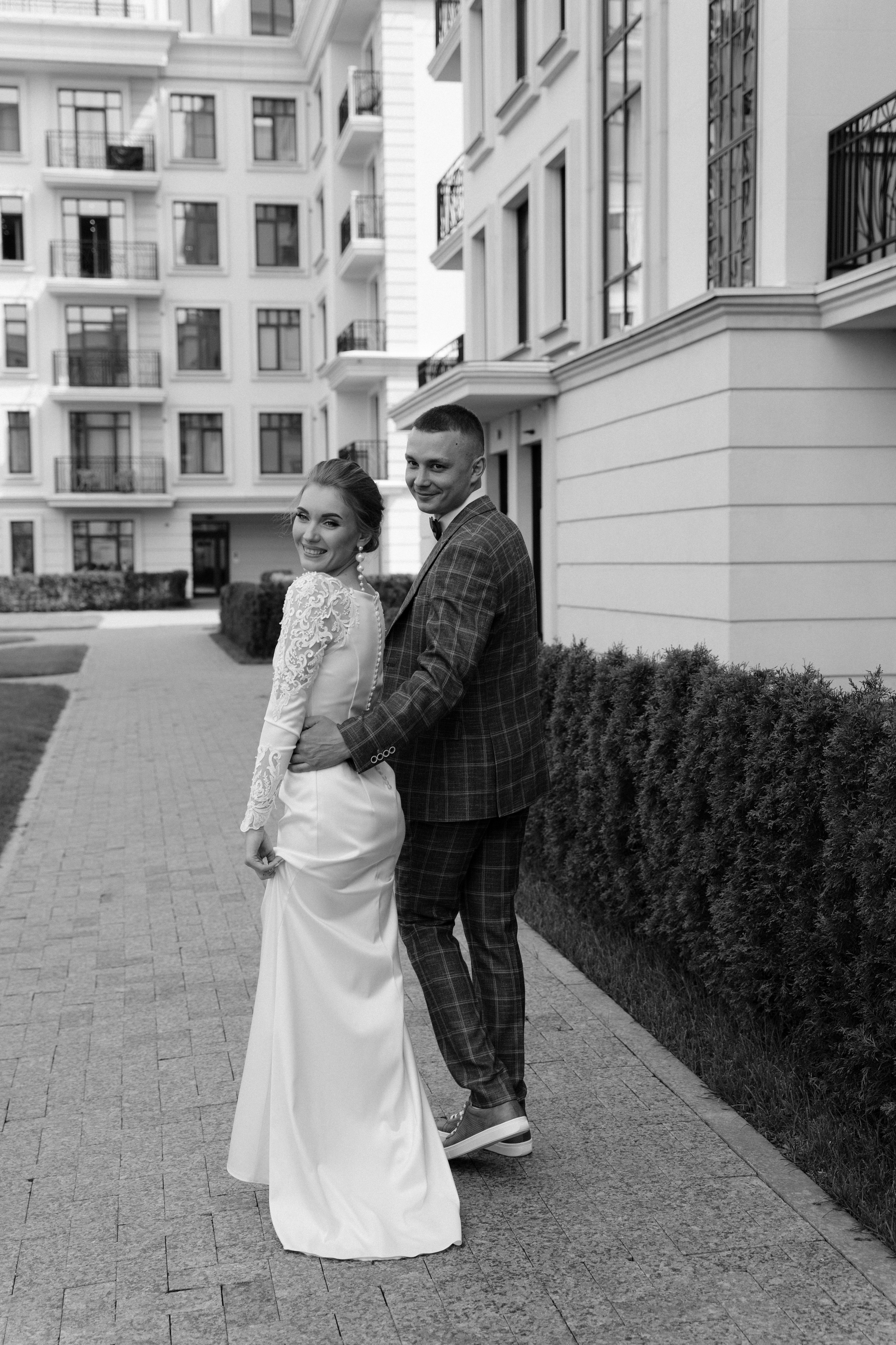 Свадебная фотосессия летом на улице в отеле Рамада