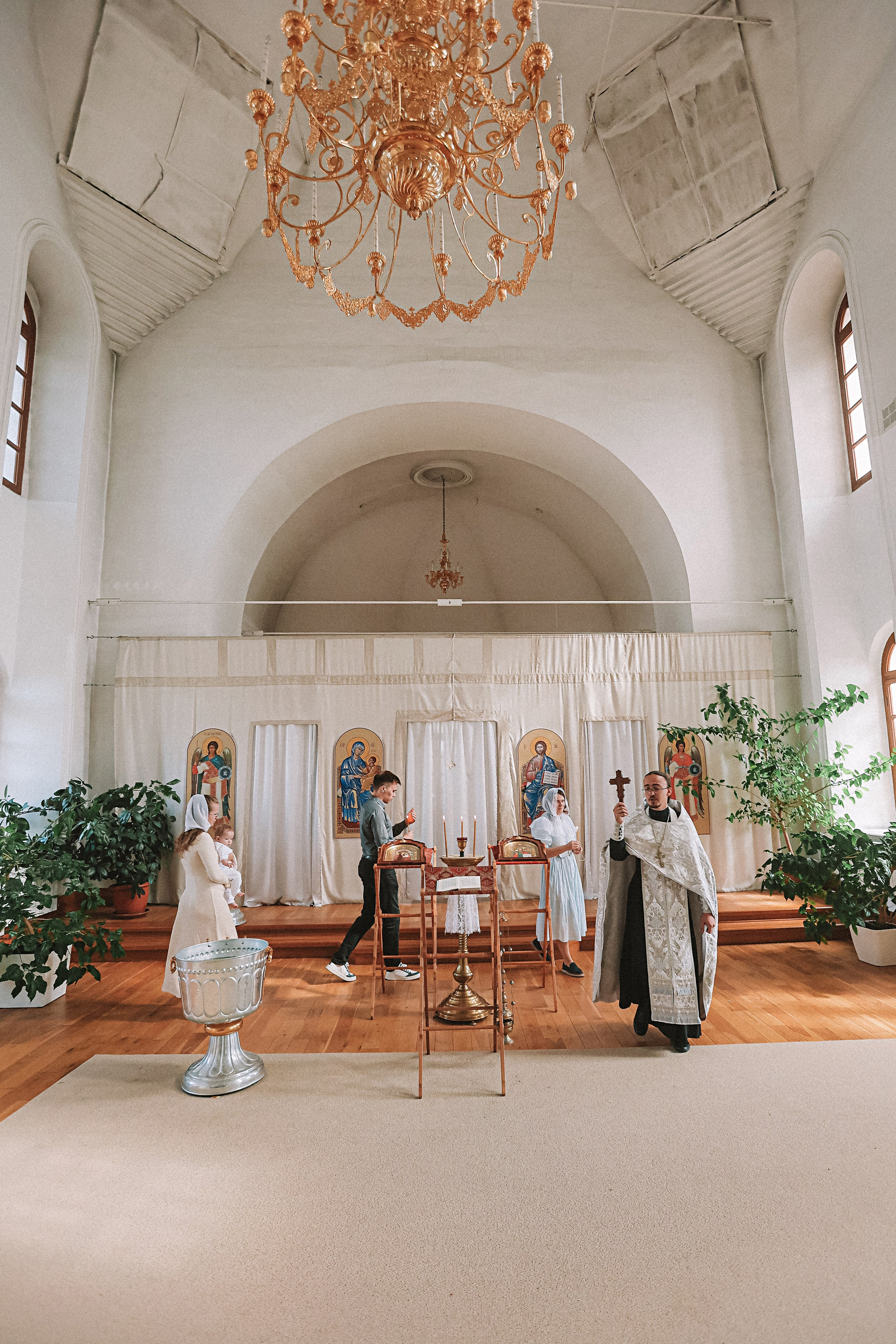 Крещение церковь около моста влюбленных. Семейный фотограф Тюмень, фотограф на роды Салмина Мария