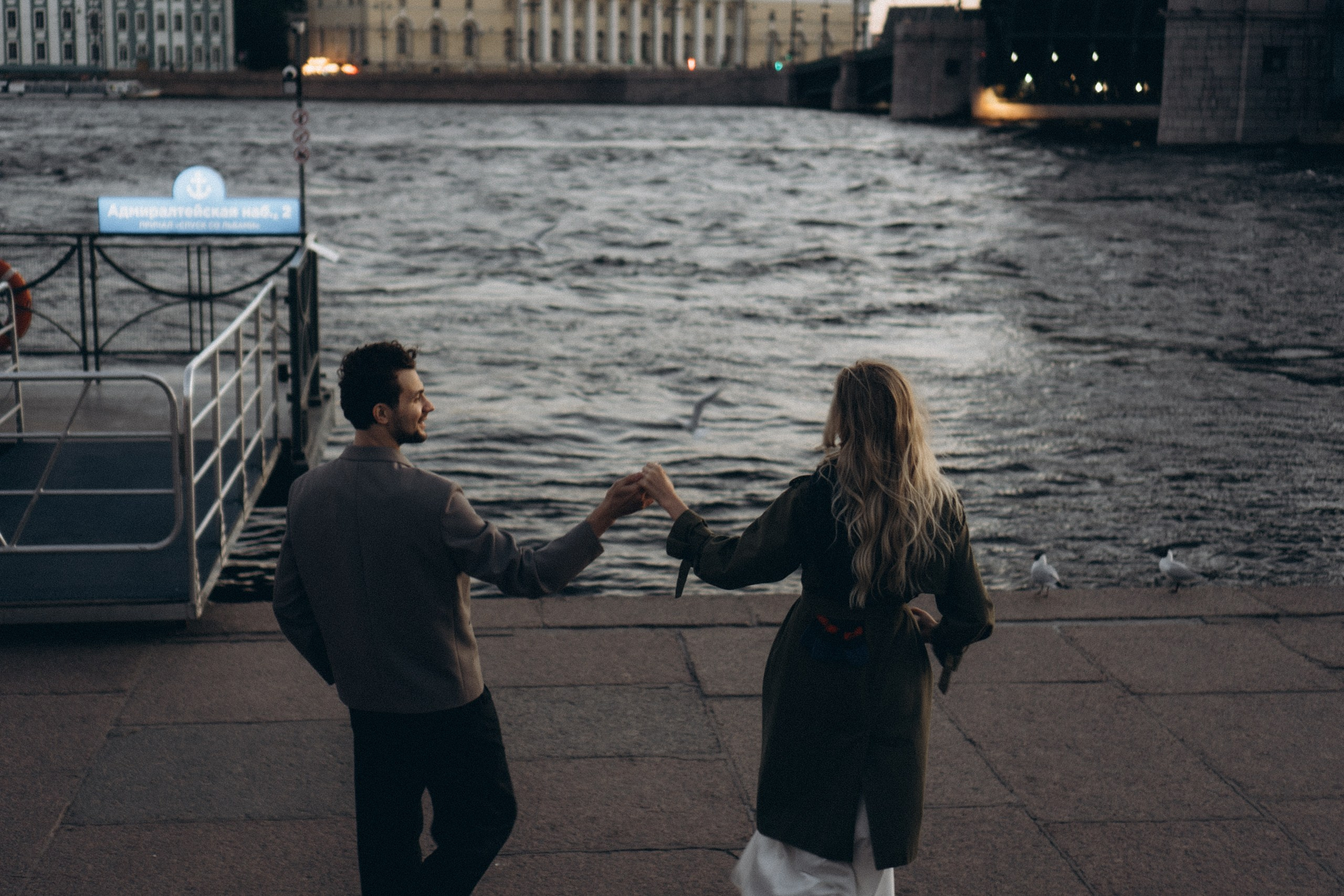 СВАДЕБНАЯ СЬЕМКА ПАРЫ НА РАССВЕТЕ В БЕЛЫЕ НОЧИ И ПРОГУЛКА С РАЗВОДНЫМИ МОСТАМИ И ПИКНИК ВОЗЛЕ ИСАКИЕВСКОГО СОБОРА. Профессиональный фотограф, Санкт-Петербург — Виктория Богомолова