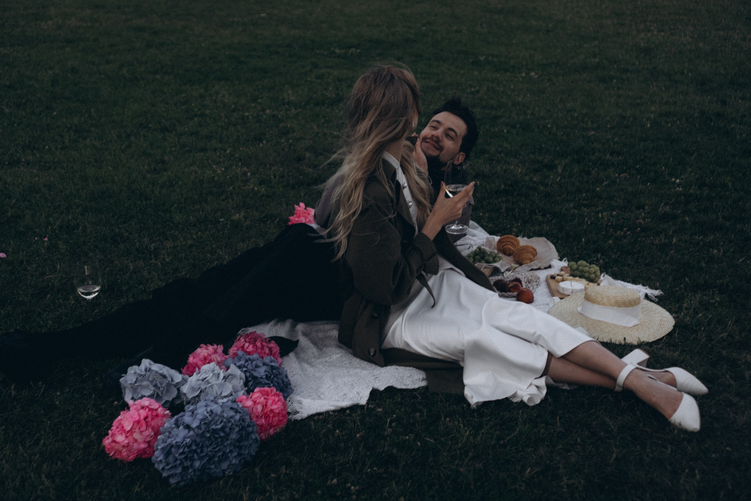 СВАДЕБНАЯ СЬЕМКА ПАРЫ НА РАССВЕТЕ В БЕЛЫЕ НОЧИ И ПРОГУЛКА С РАЗВОДНЫМИ МОСТАМИ И ПИКНИК ВОЗЛЕ ИСАКИЕВСКОГО СОБОРА. Профессиональный фотограф, Санкт-Петербург — Виктория Богомолова