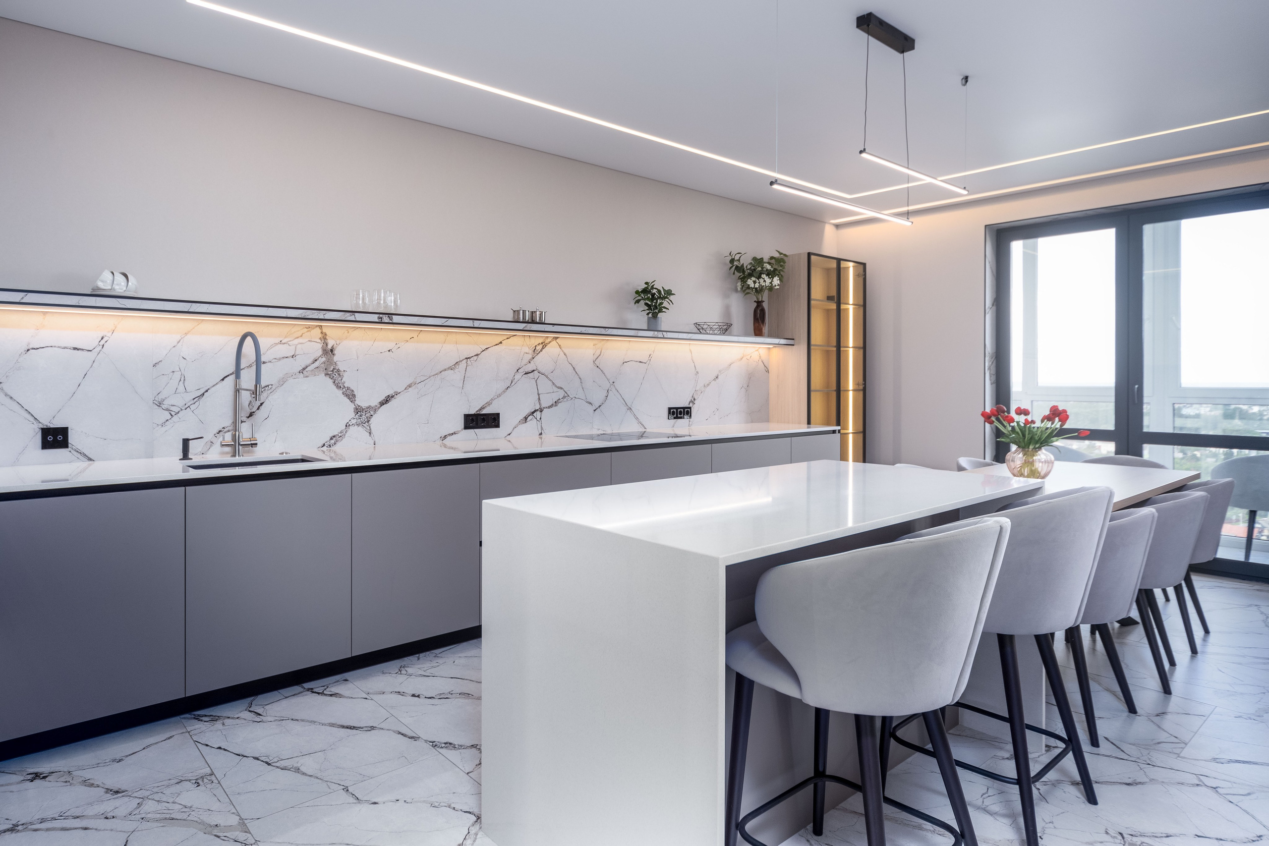 Интерьерная фотосъемка трехкомнатной квартиры - фото кухни: раковина и кухонный остров