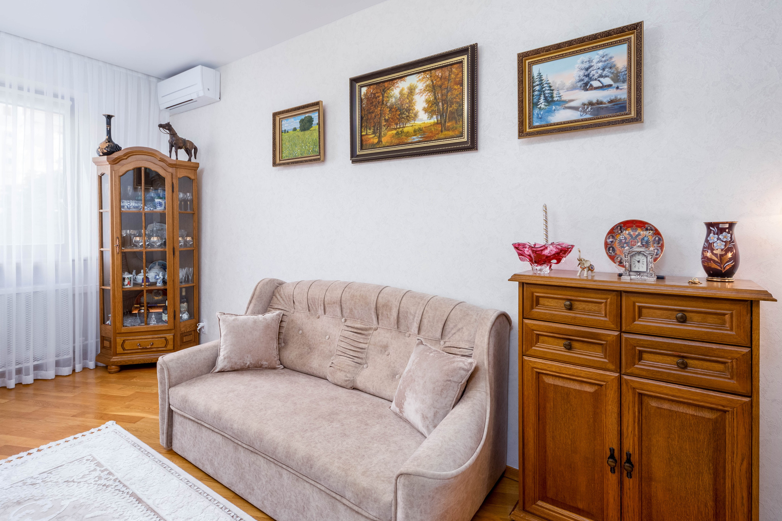 Зона дивана в интерьере гостиной в двухкомнатной квартире в Минске