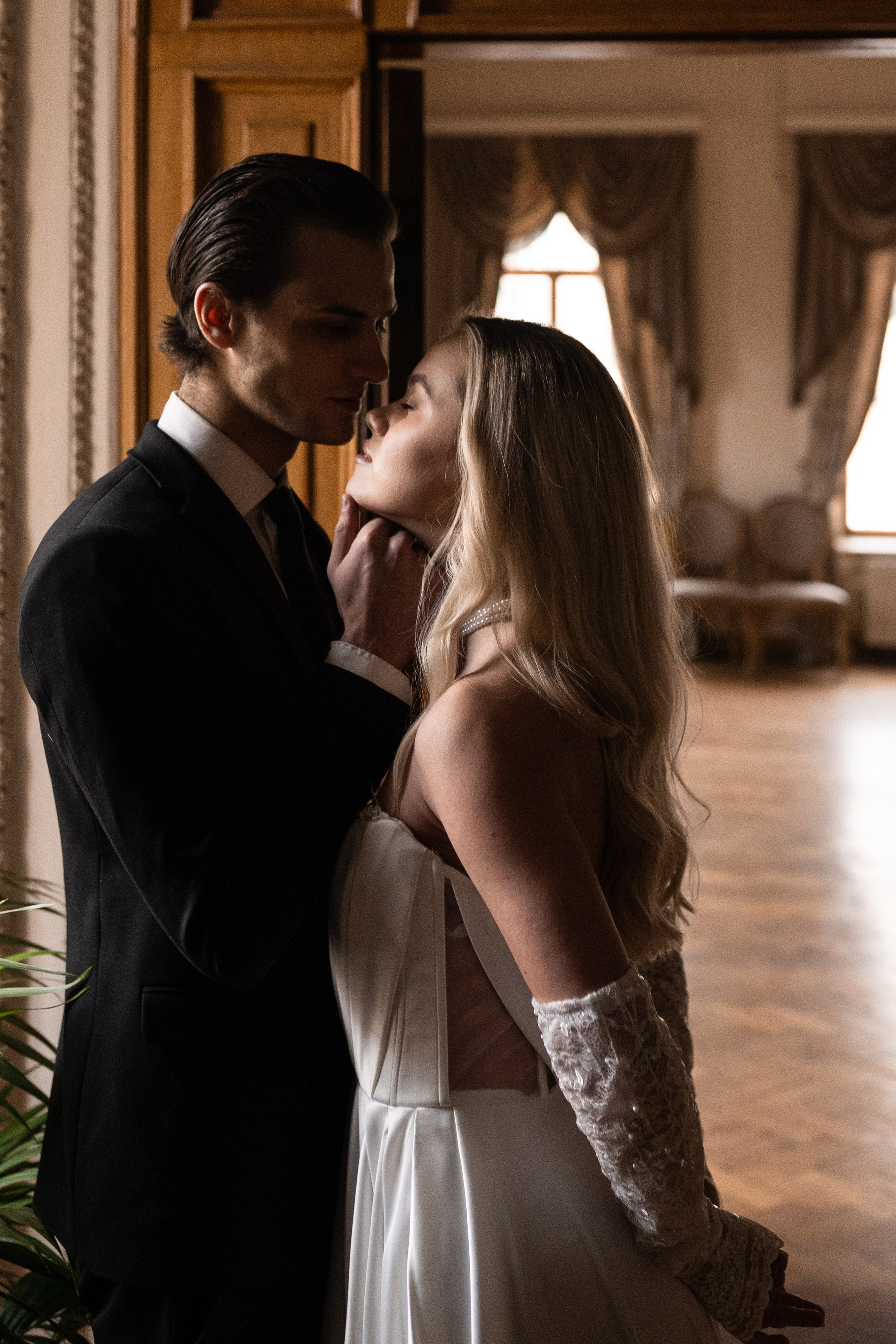 Свадебная фотосессия в Пушкинской библиотеке. Свадебный фотограф в Москве Анна Полушина