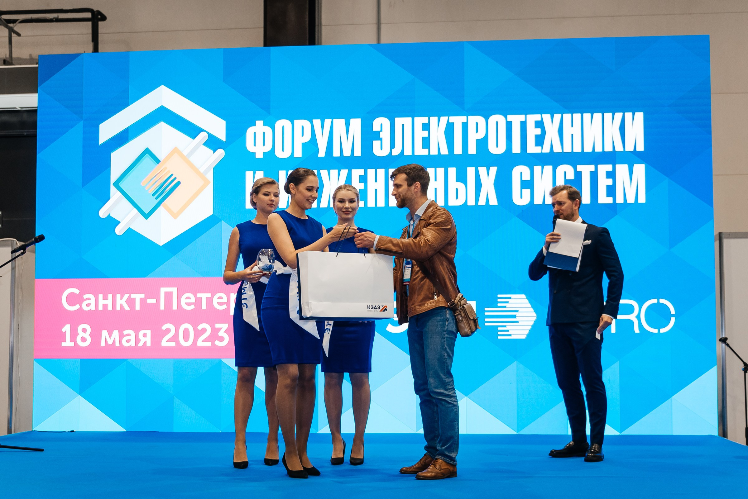 Репортажная съёмка на форуме ЭТМ. Свадебный фотограф в Санкт-Петербурге Венера Ахметова