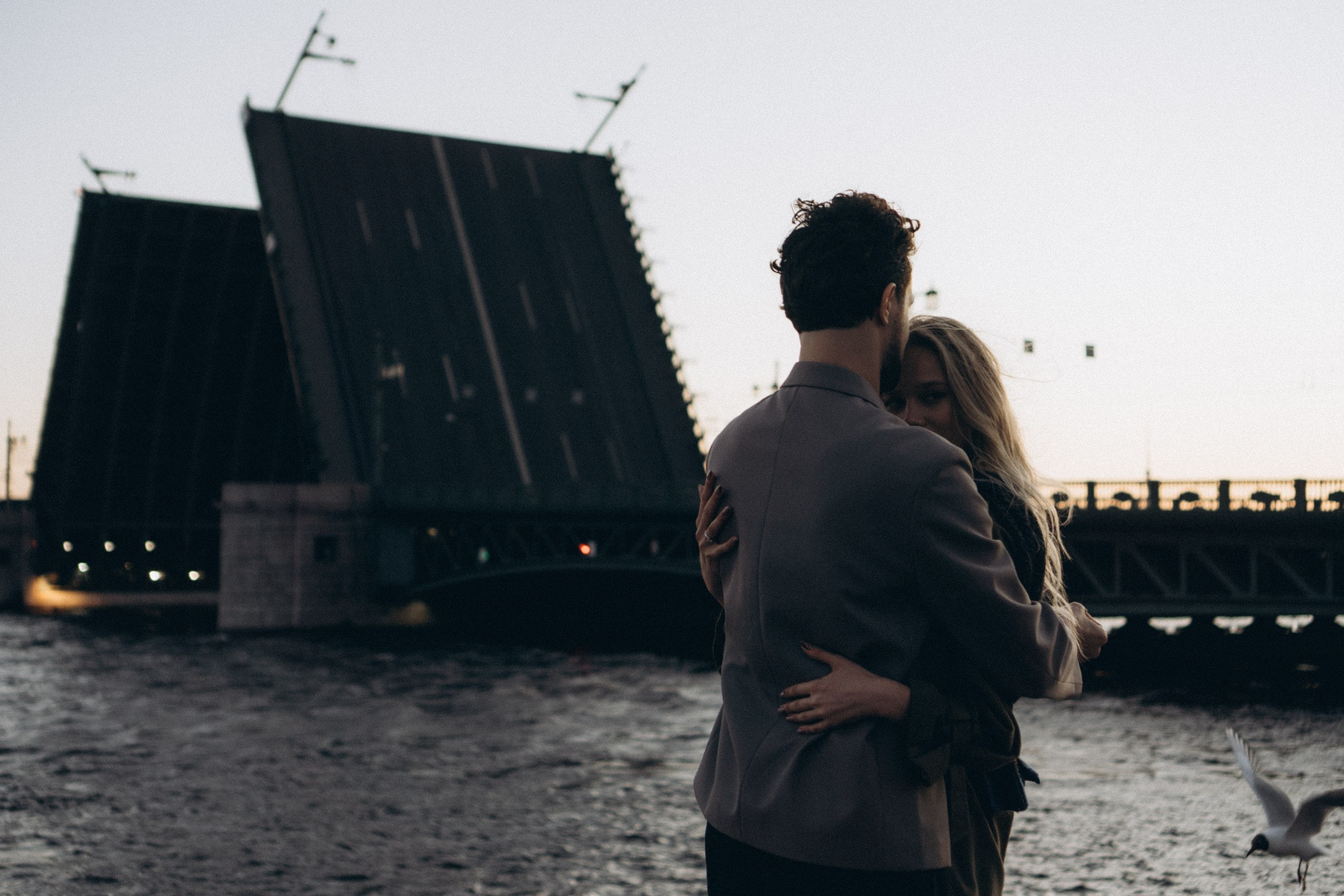 СВАДЕБНАЯ СЬЕМКА ПАРЫ НА РАССВЕТЕ В БЕЛЫЕ НОЧИ И ПРОГУЛКА С РАЗВОДНЫМИ МОСТАМИ И ПИКНИК ВОЗЛЕ ИСАКИЕВСКОГО СОБОРА. Профессиональный фотограф, Санкт-Петербург — Виктория Богомолова