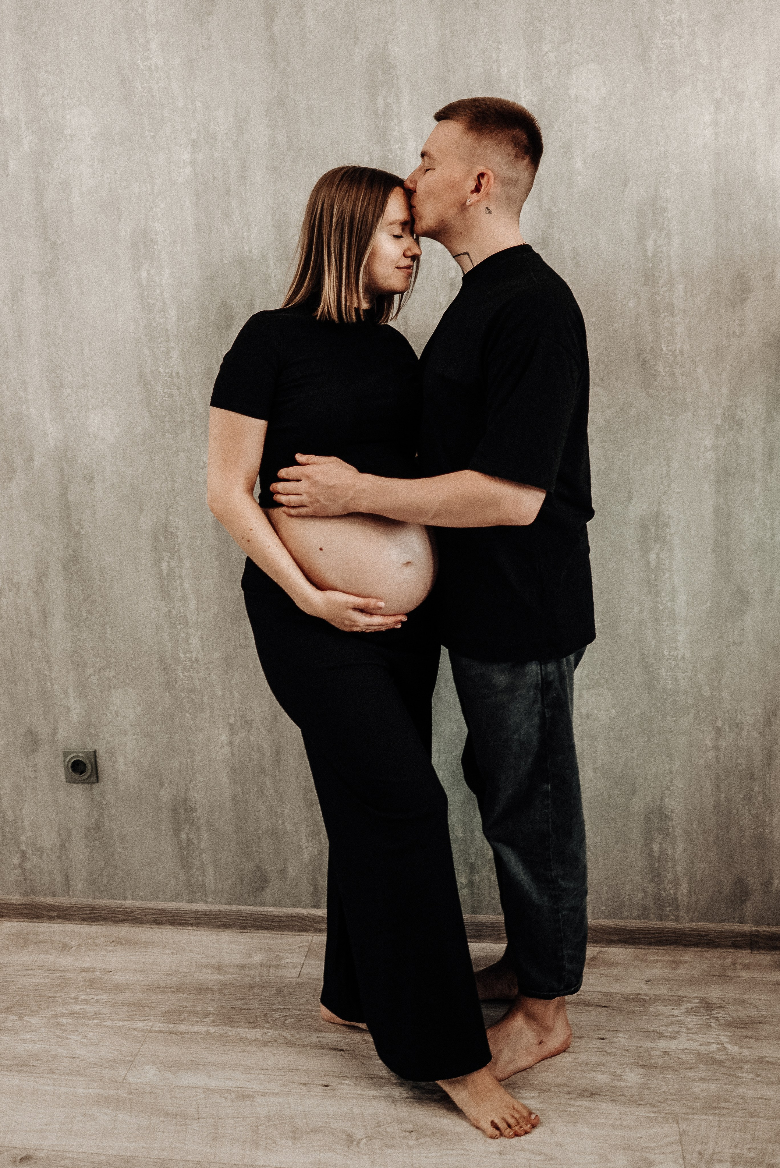 Миша и Ирина в ожидании чуда в домашней обстановке. Свадебный и портретный фотограф в Липецке Юлия Свит