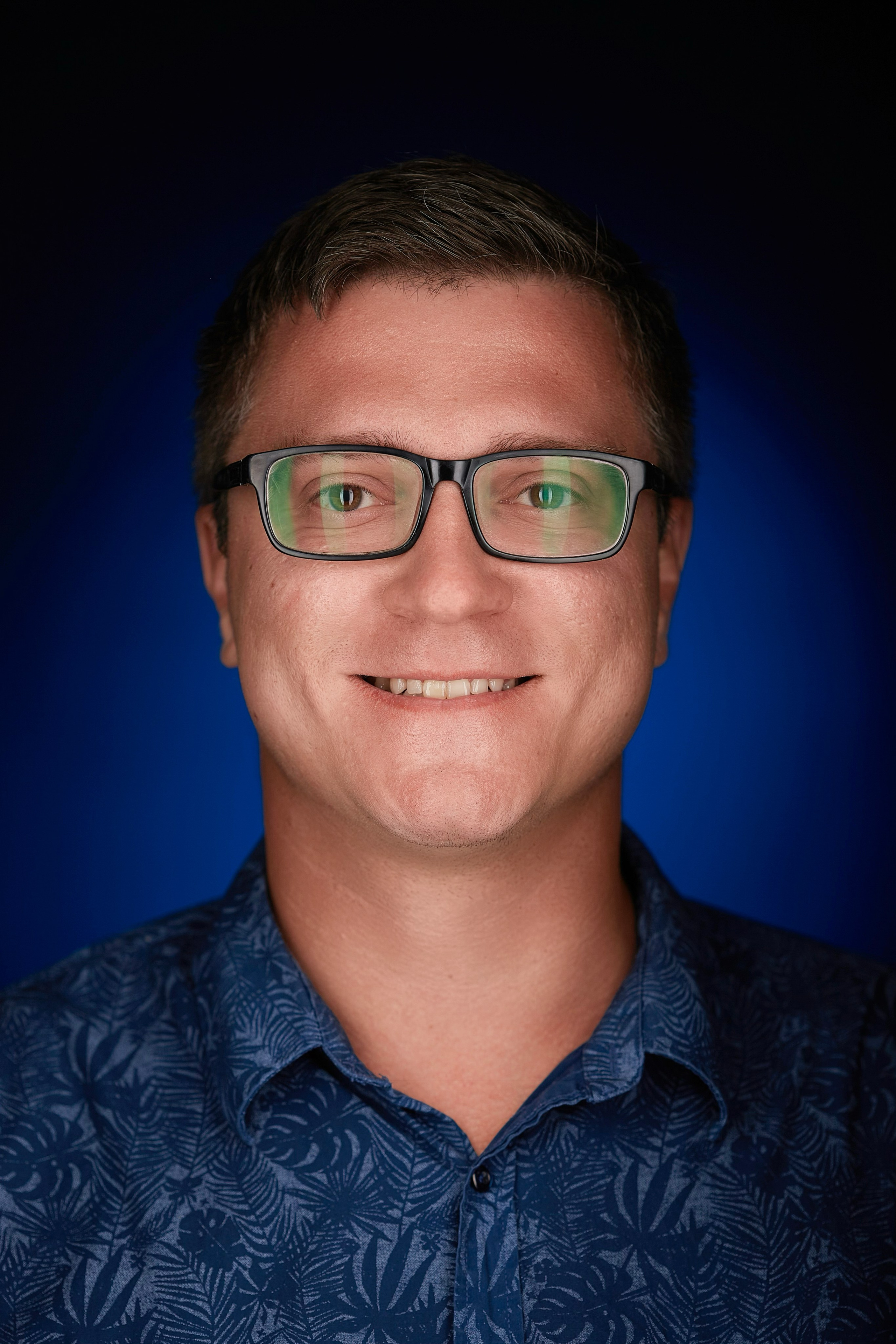 "Профессиональный портрет мужчины в студии""Женский портрет с естественным освещением""Крупный план портрета улыбающейся женщины""Портретная съемка в студии для делового портфолио"Для съемки сотрудников компании:"Группа сотрудников компании на корпоративной фотосессии""Портреты сотрудников офиса для корпоративного сайта""Фотосъемка команды компании в рабочей обстановке""Деловой портрет сотрудника для бизнес-профиля"