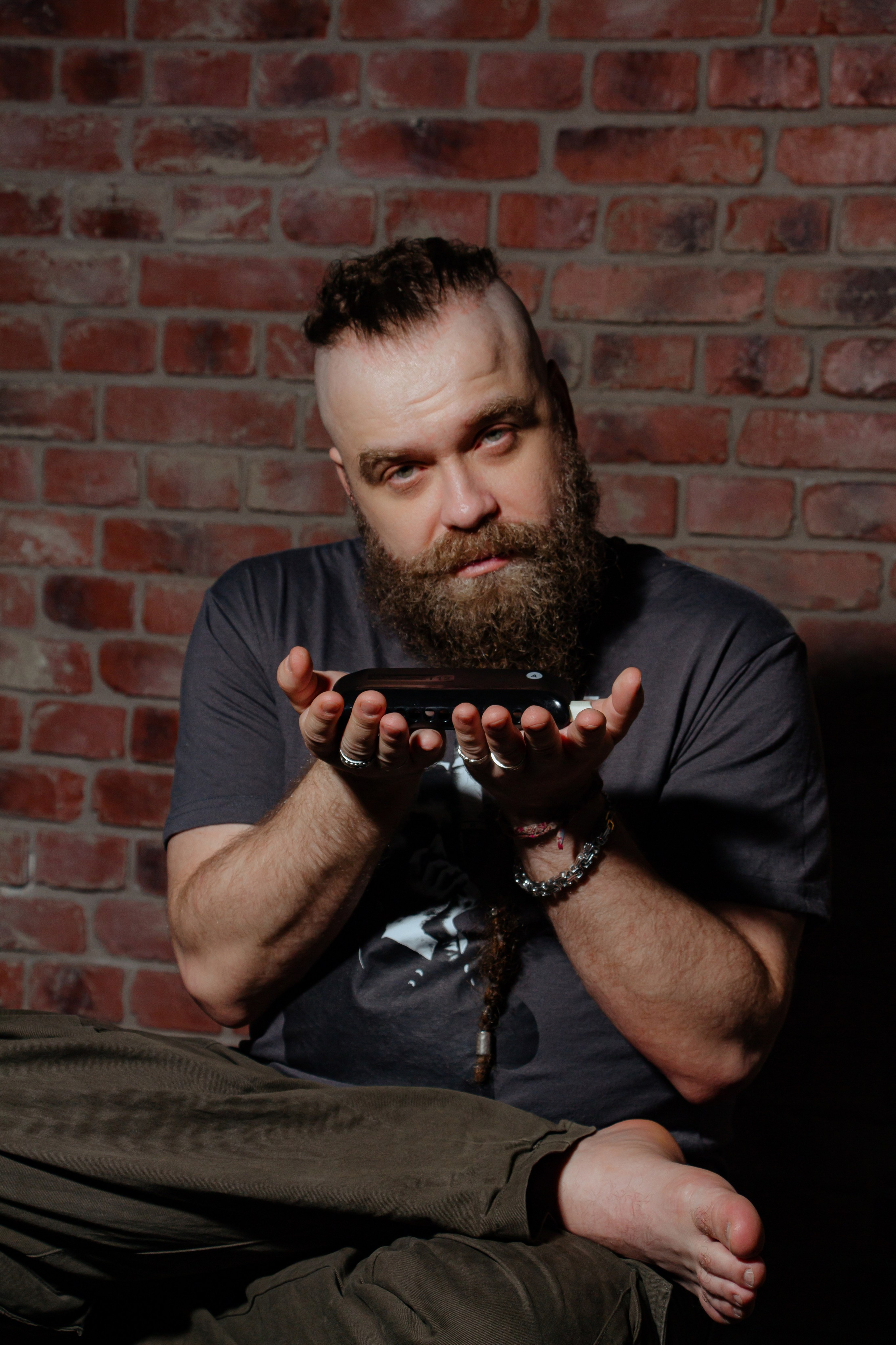 Борис Плотников. Губная гармоника. Мужской портрет, фотосессия для музыканта. Фотограф в Екатеринбурге Пойгина Елена