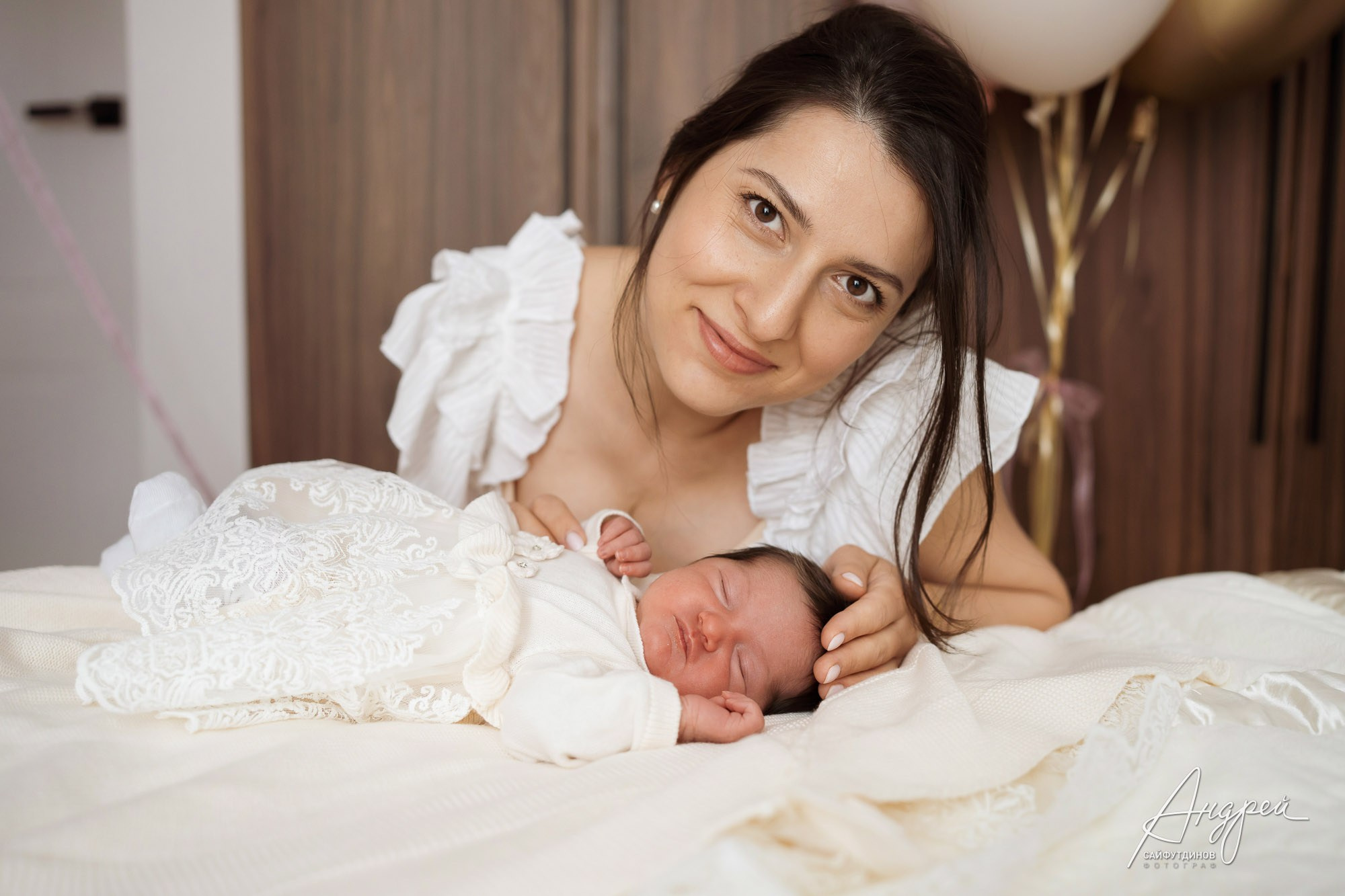 Мама с новорожденной дочкой дома в день выписки из роддома, Ростов-на-Дону, фотосессия новорожденного.