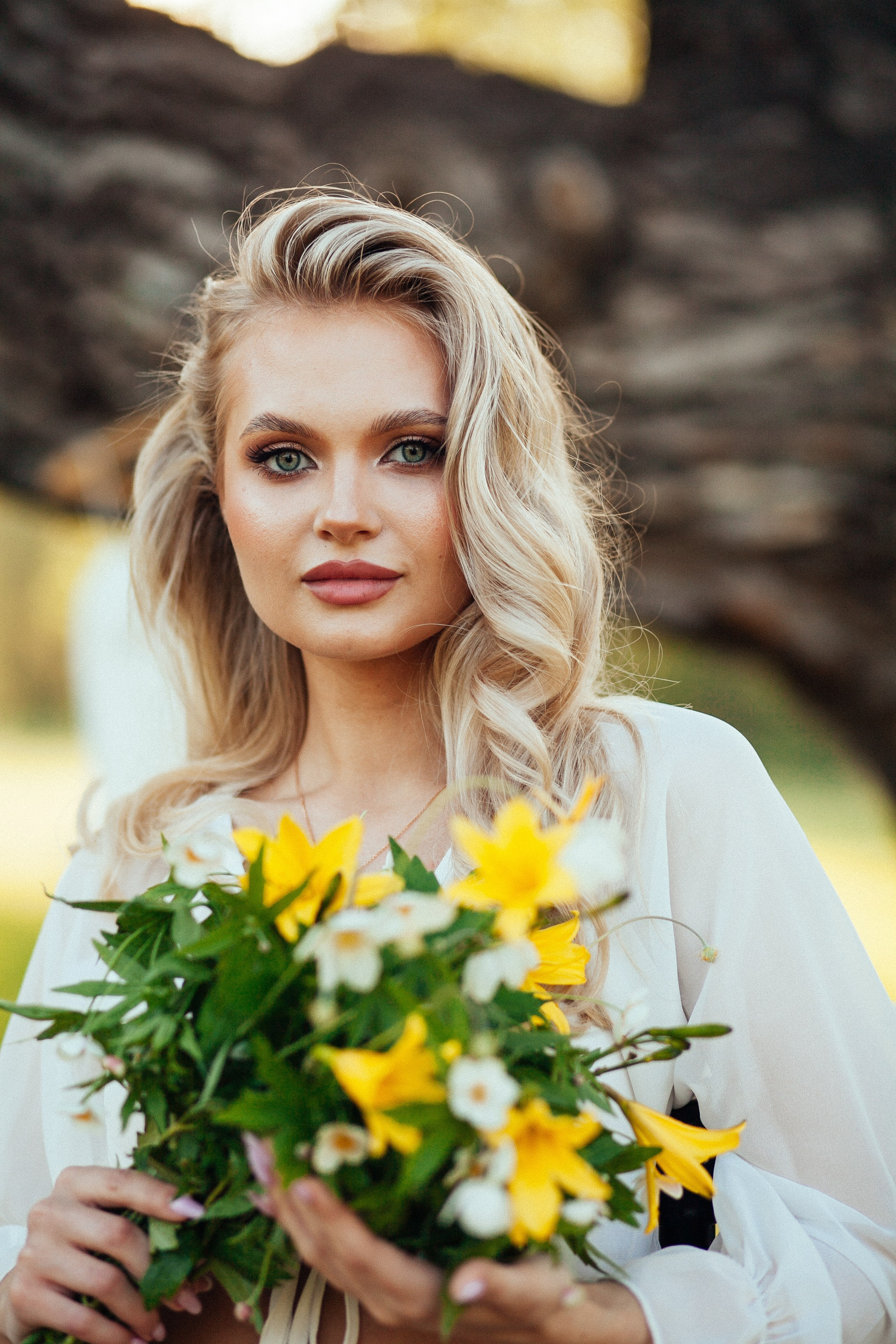 утро очень красивая невеста блондинка цветы природа лето декор дерево кровать виктория