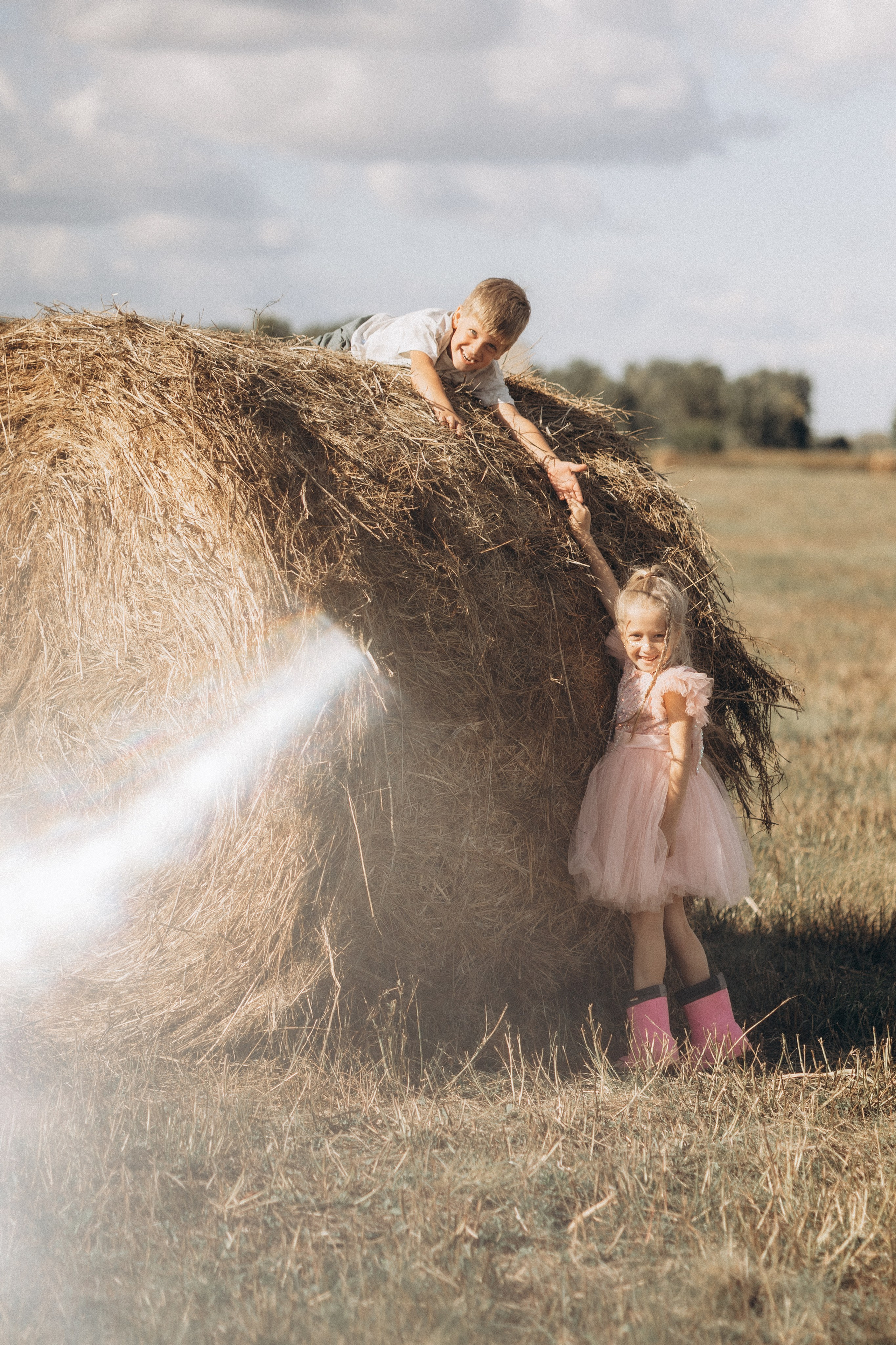 Вика и Миша на сене. Семейный фотограф lifestyle в Новосибирске Елена Шпилевая