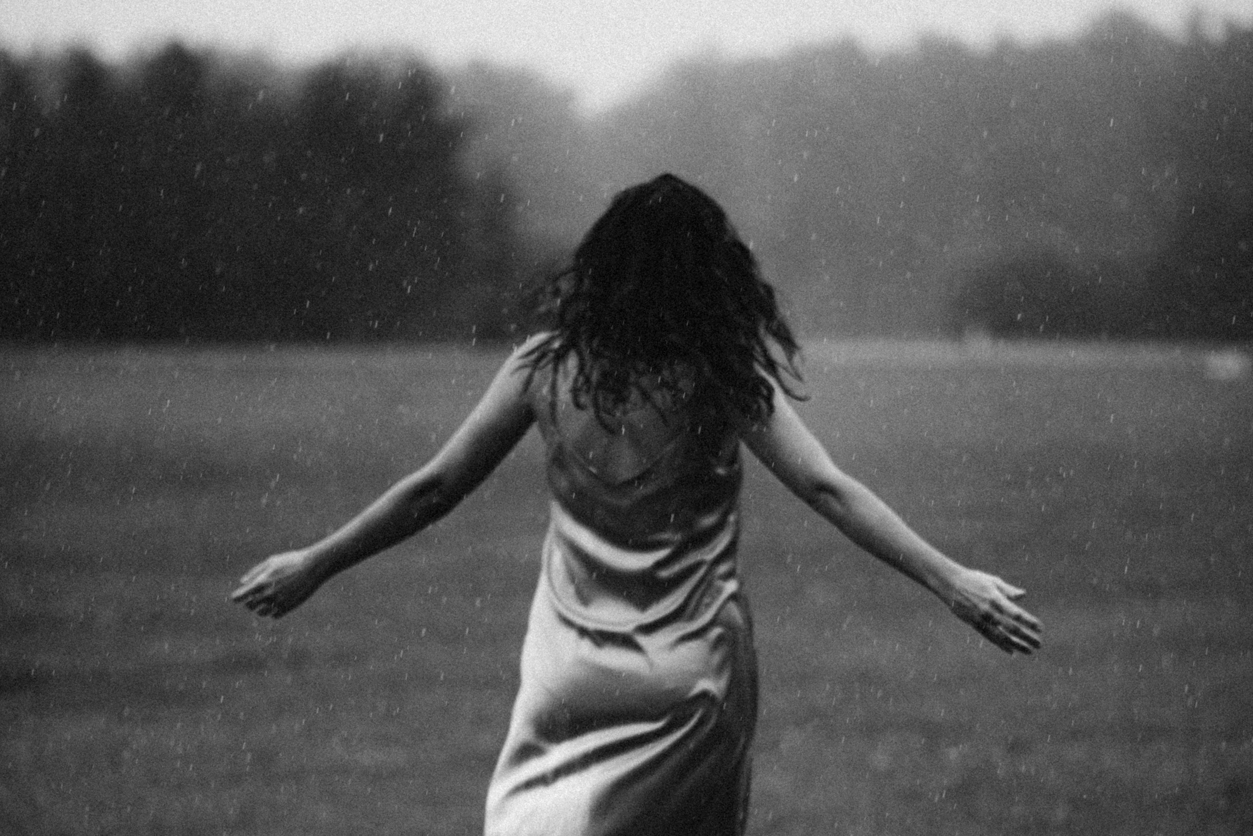 Чёрно-белая фотосессия в дождь