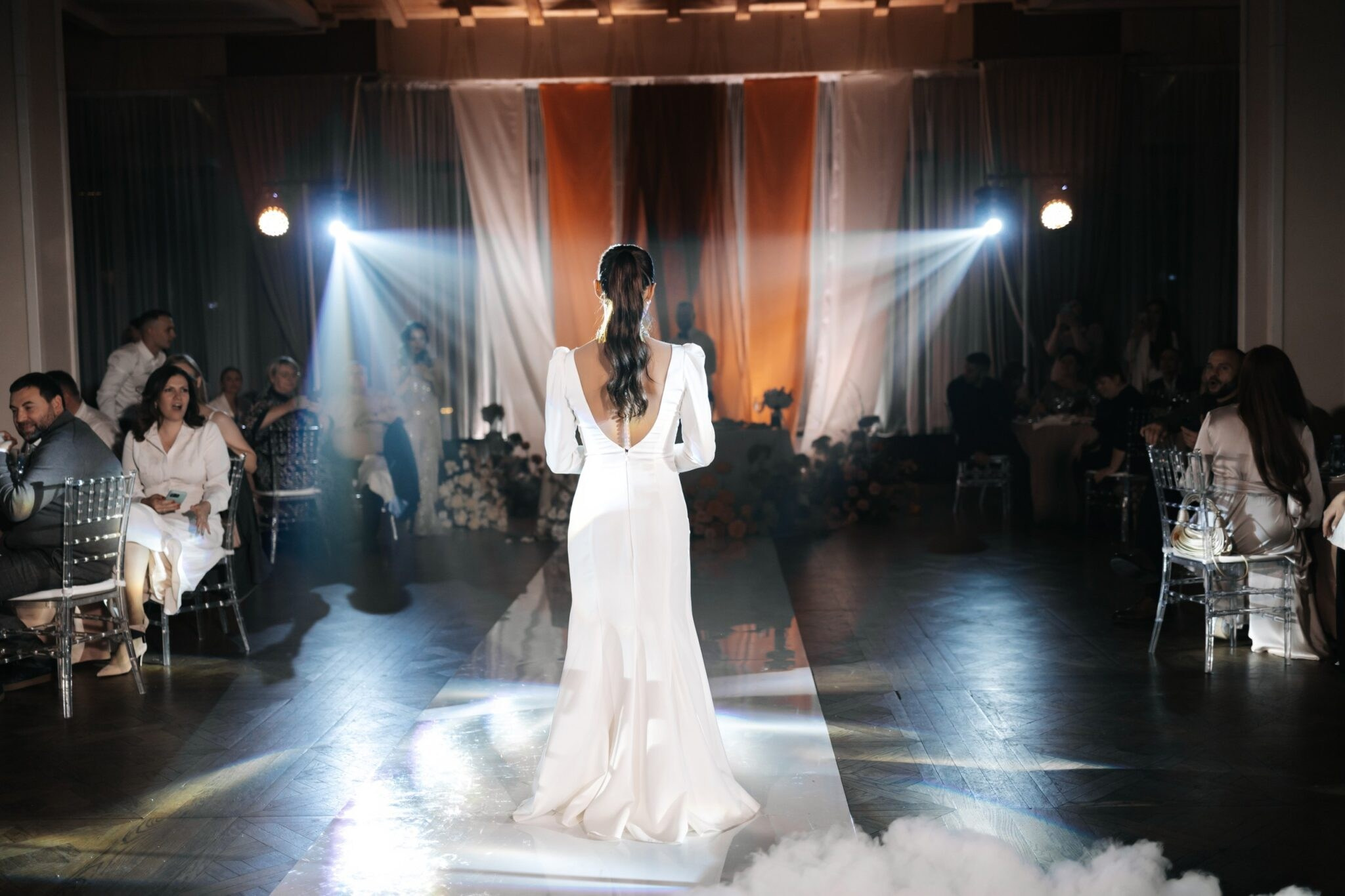 ИВЕНТОВЫЙ СВЕТ (EVENT LIGHT) НА СВАДЬБЕ. Фото и видеосъемка в Кызыле, аэросъемка Кызыл, фотограф, видеограф