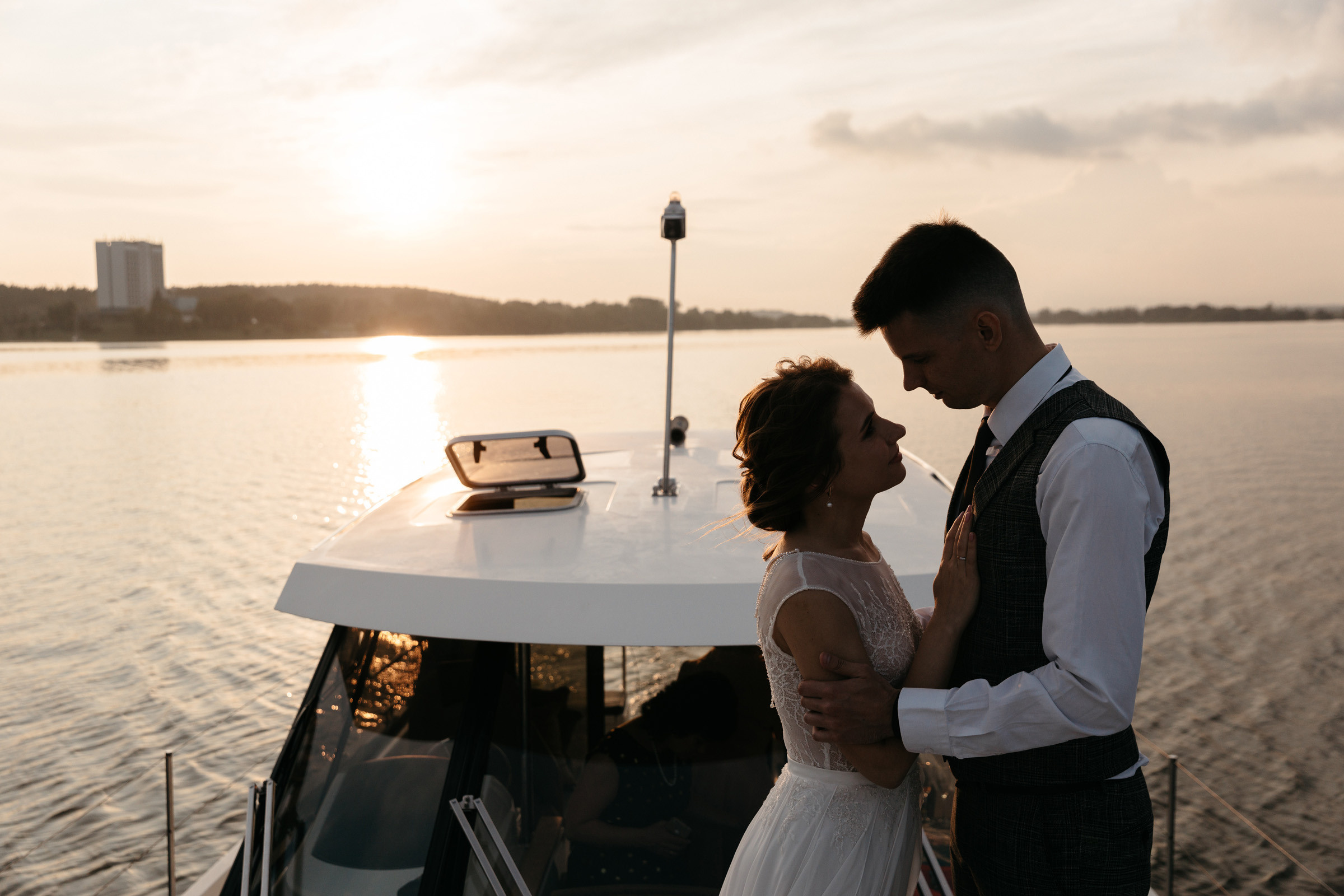 Красивая пара позирует на фоне водоёма