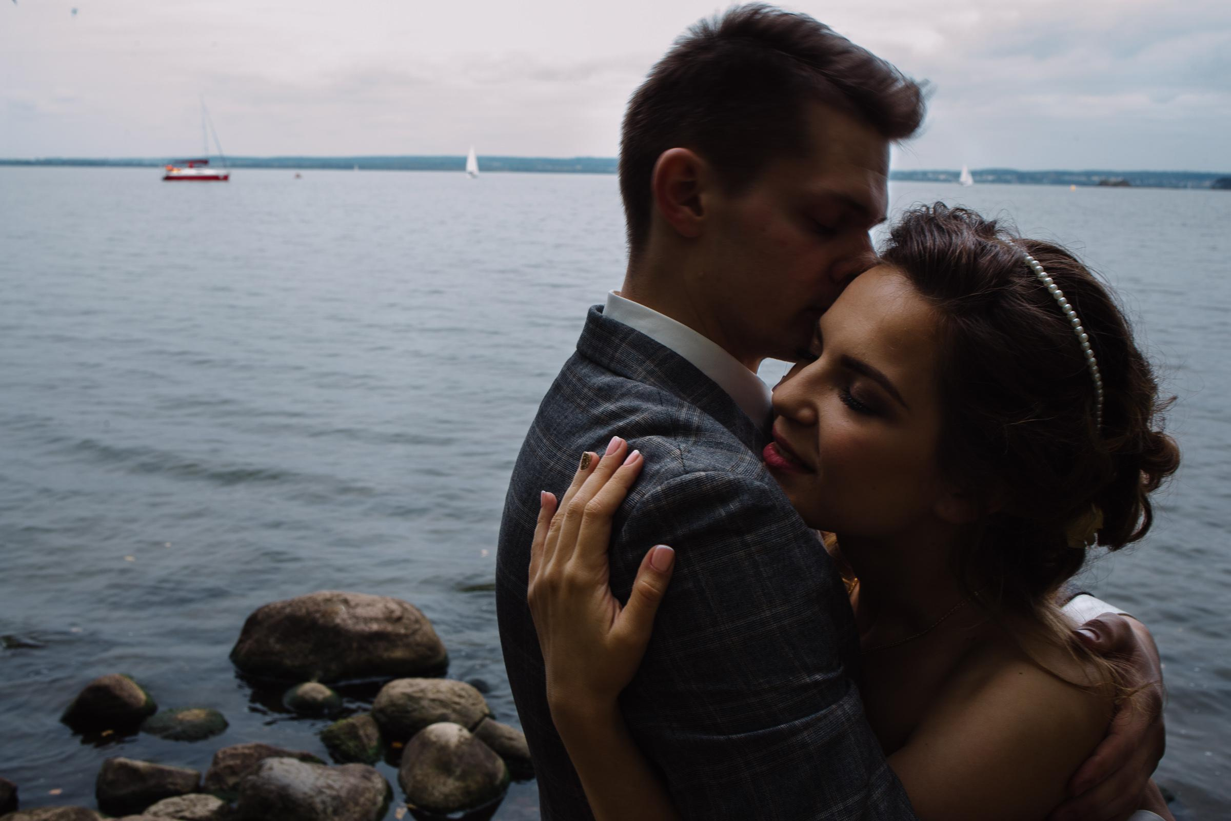 Свадебные кадры на фоне природы и воды