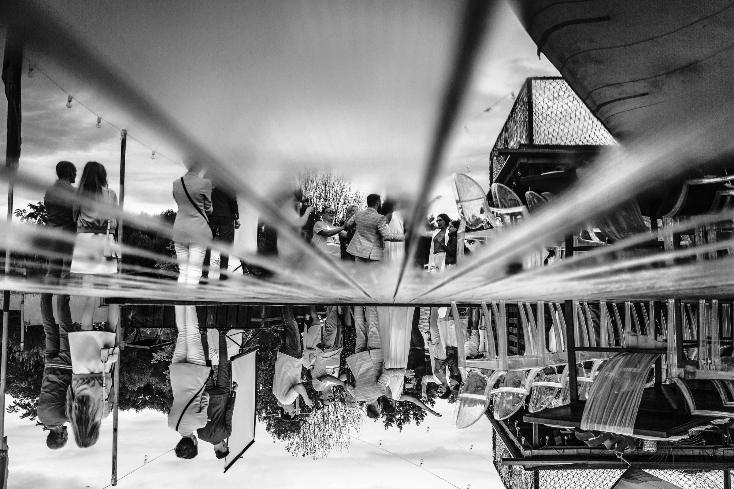 Фото жениха и невесты с отражением в воде