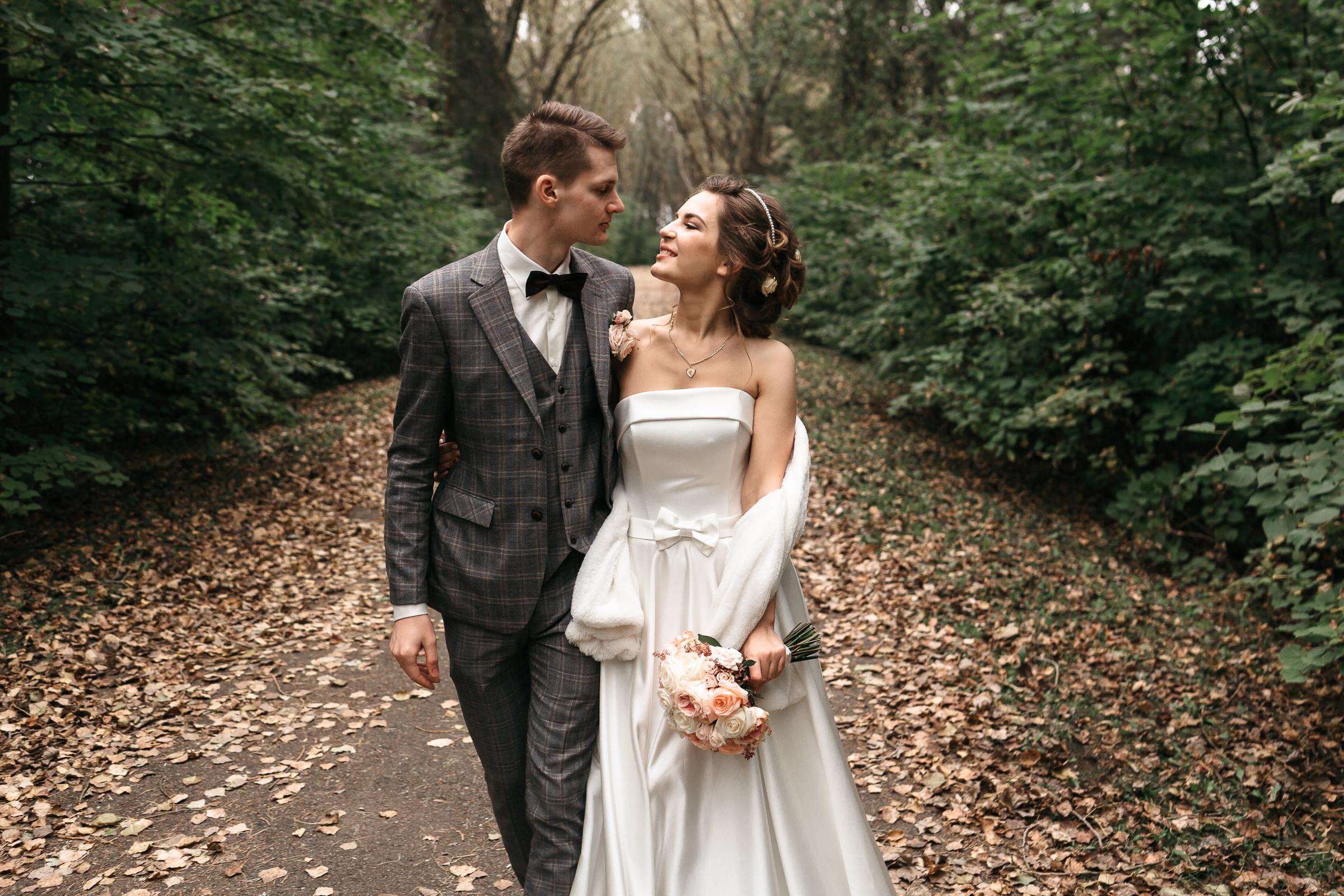 Воздушное свадебное платье на фоне озера