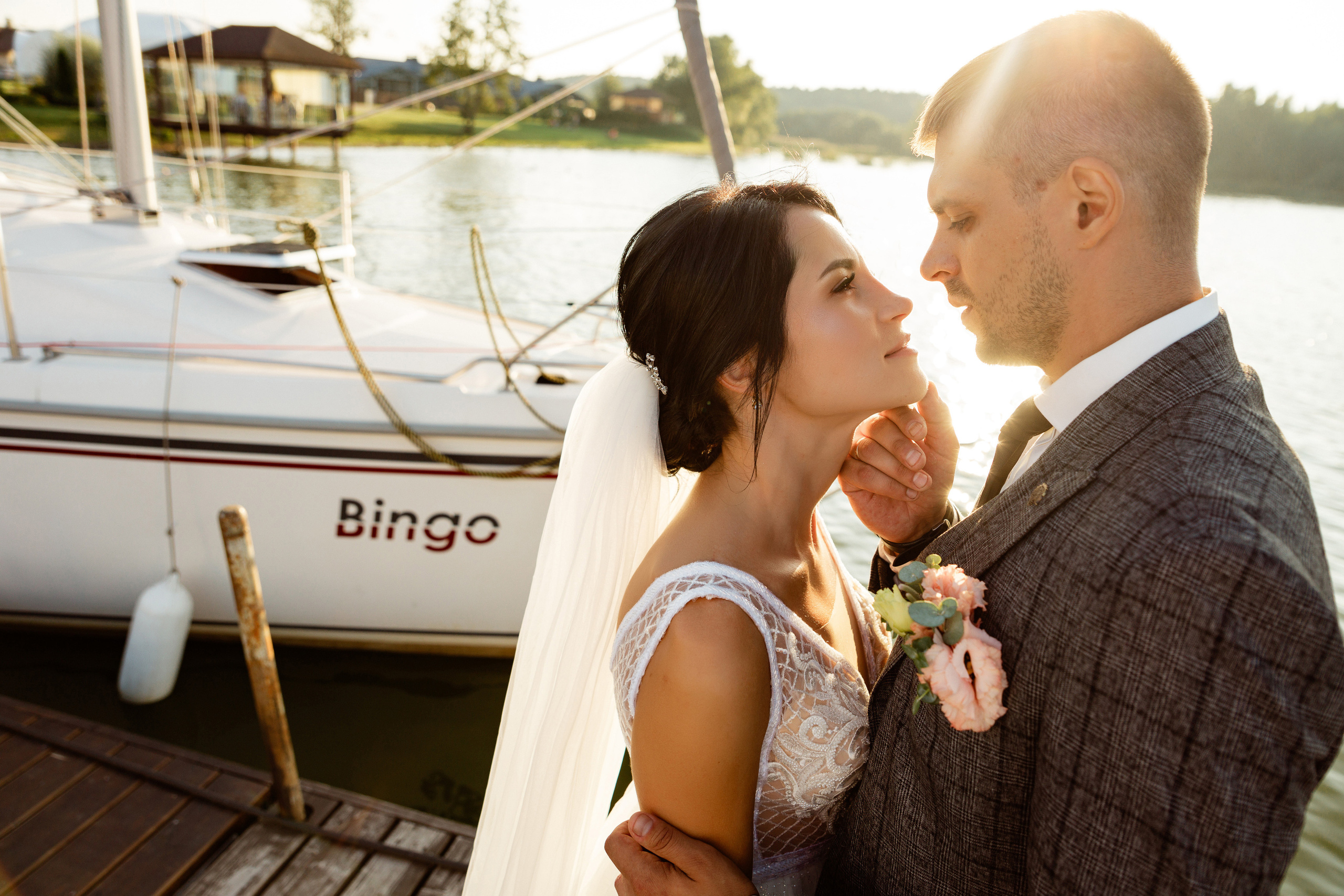 Пара обнимается у кромки воды на свадебной фотосессии