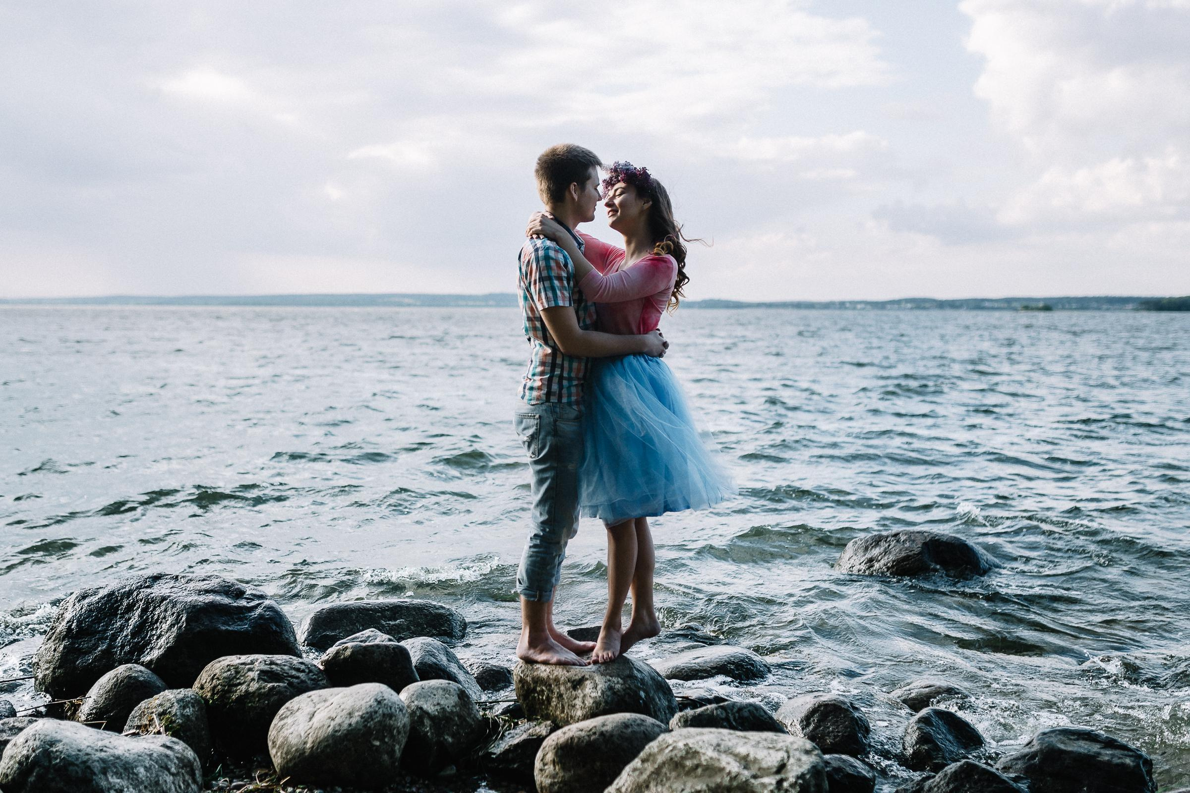 красивая пара на минском море у воды