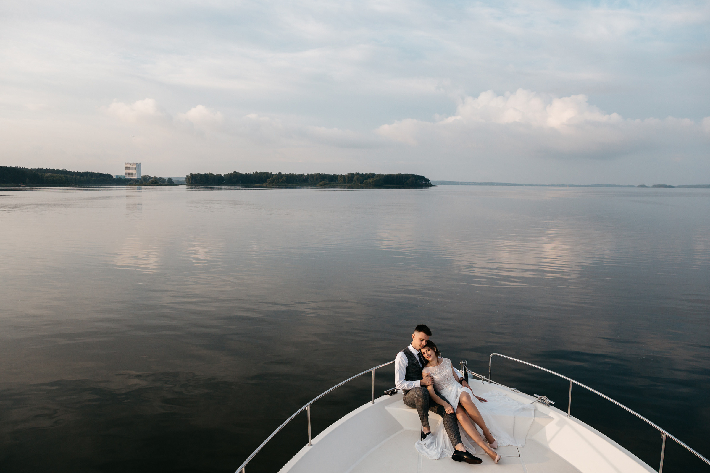 Элегантная невеста позирует у озера