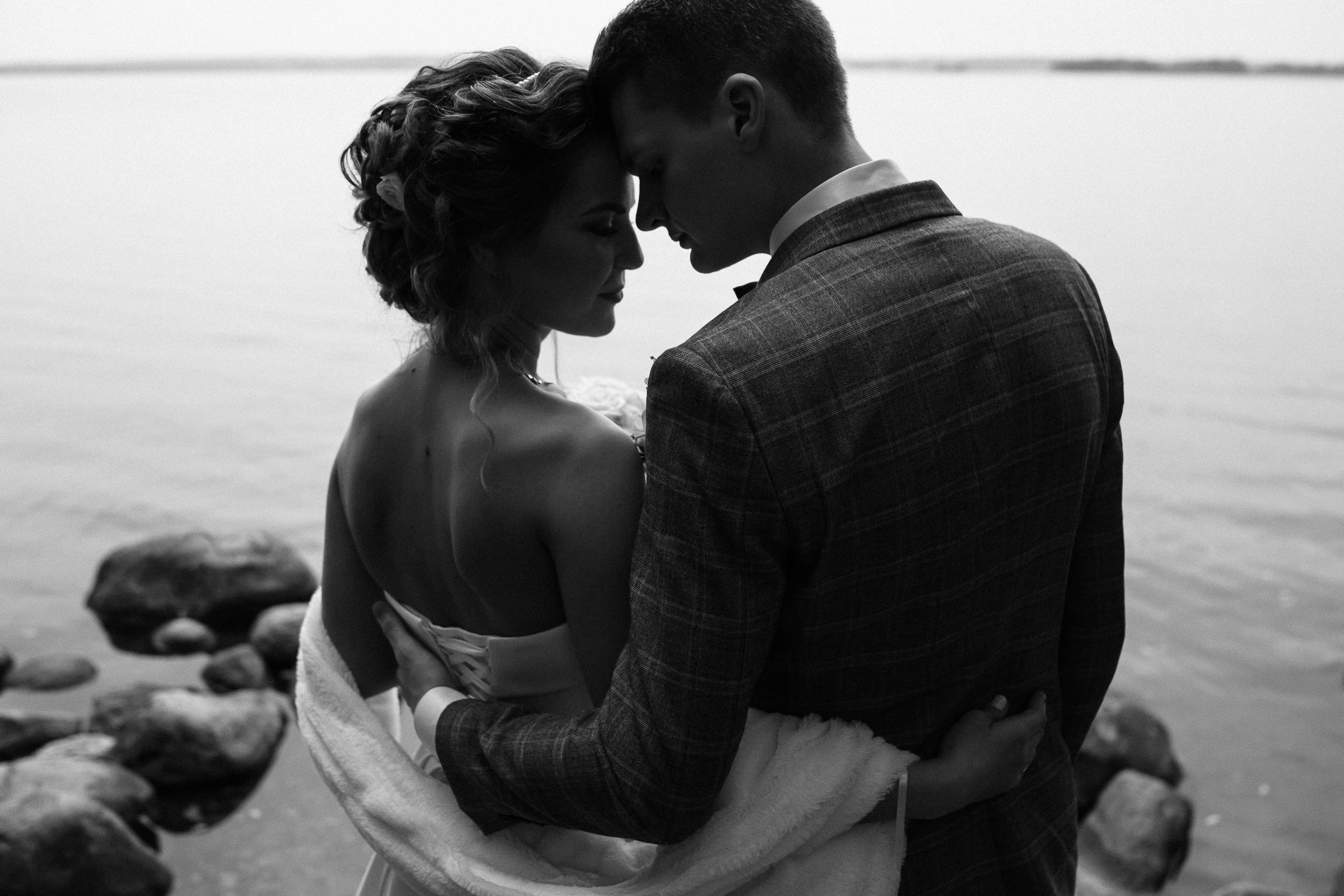 Жених и невеста гуляют по берегу Минского моря