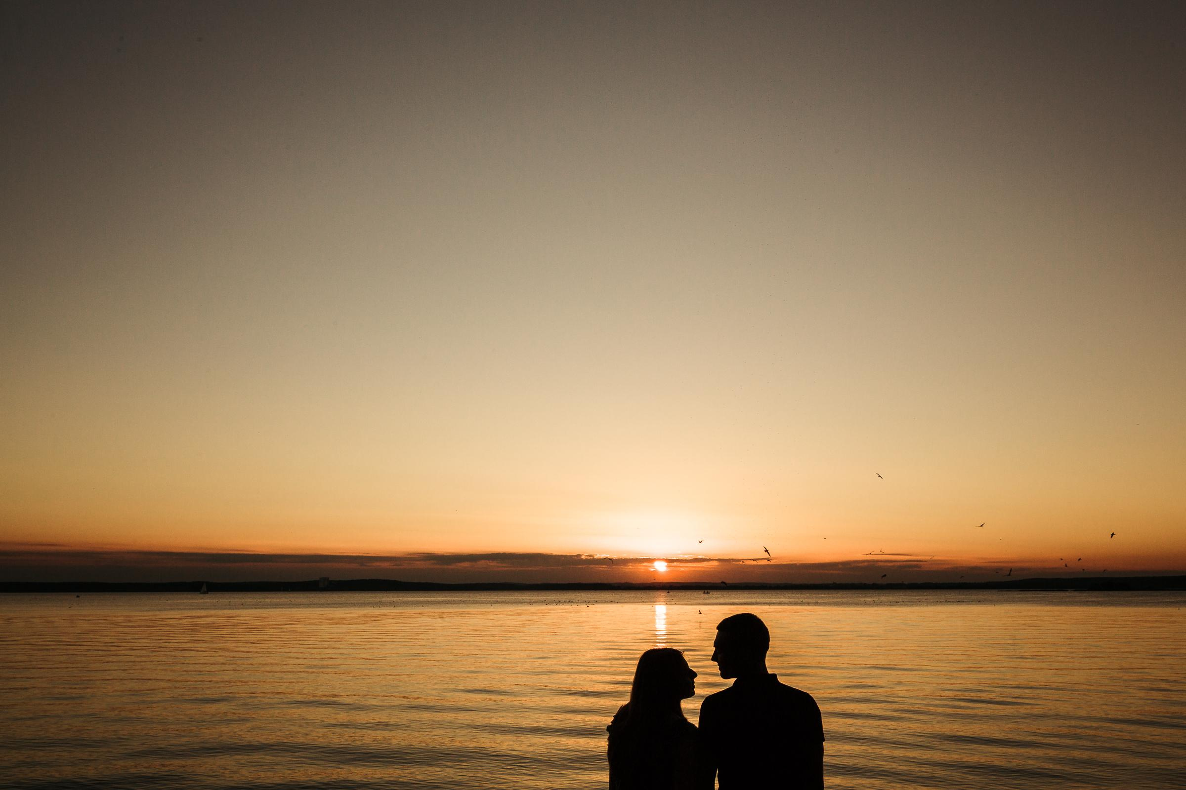 Нежные объятия на закате у Минского моря