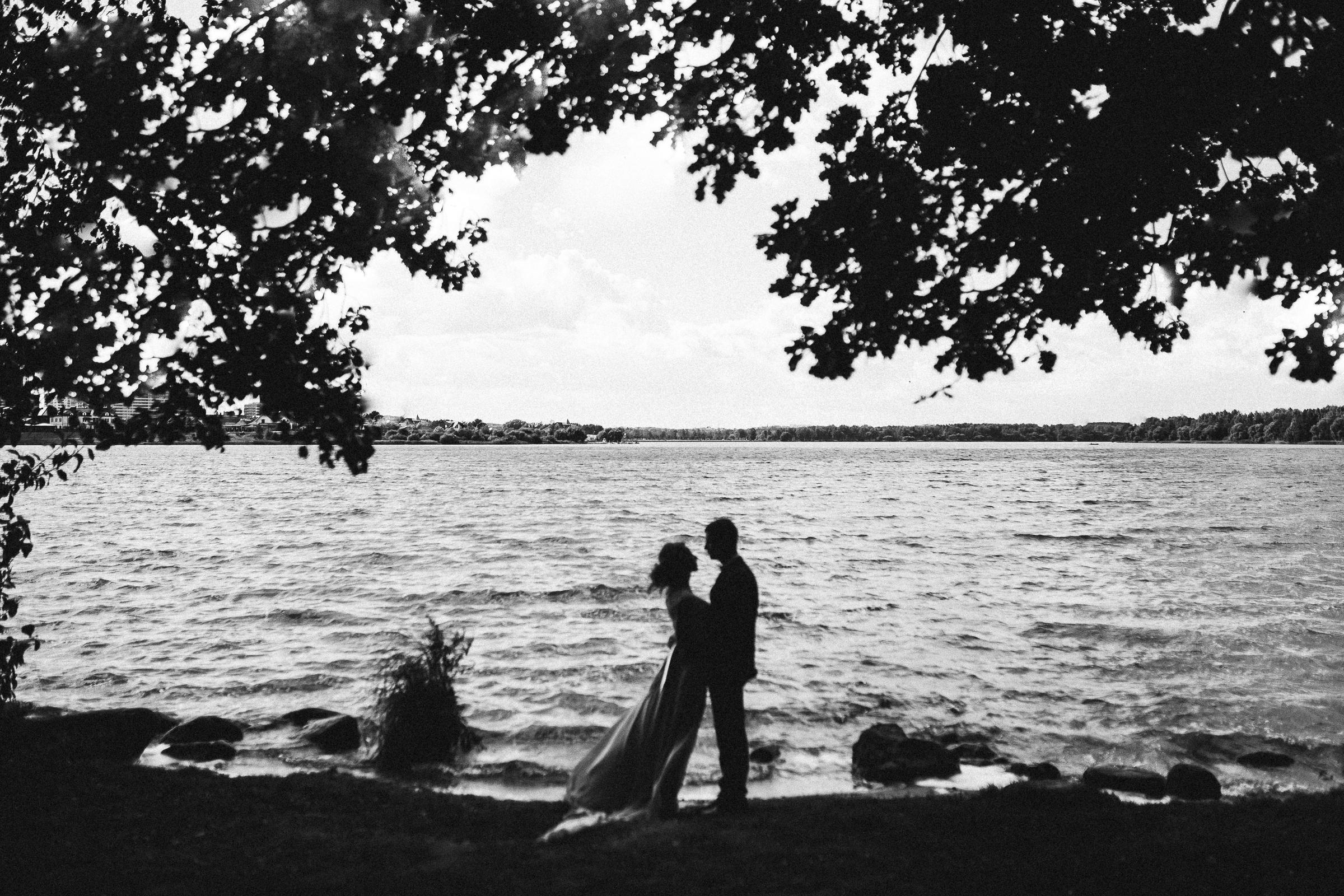 Влюблённые на фоне озера в день свадьбы