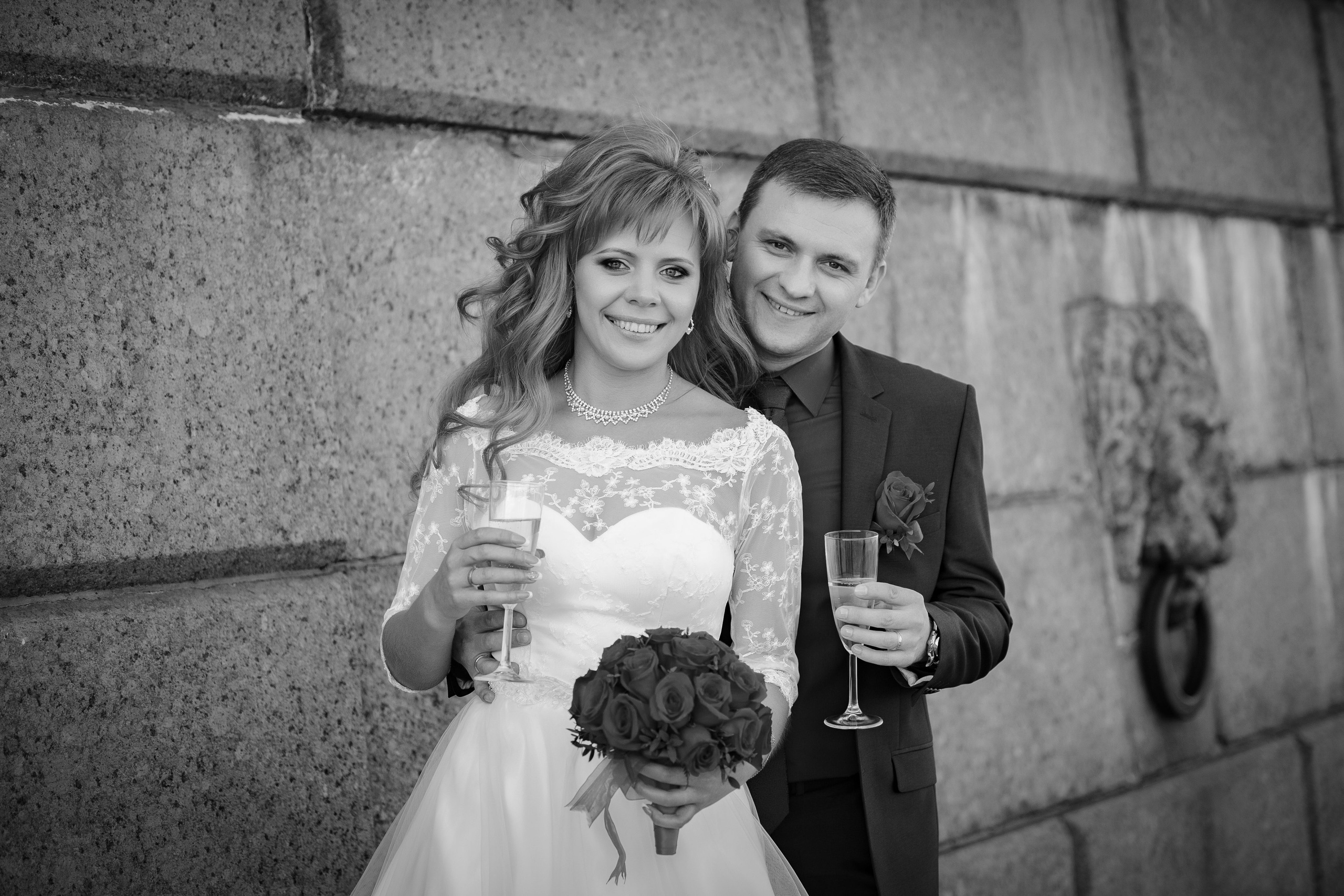 Черно белая свадебная фотография на стрелке васильевского острова.