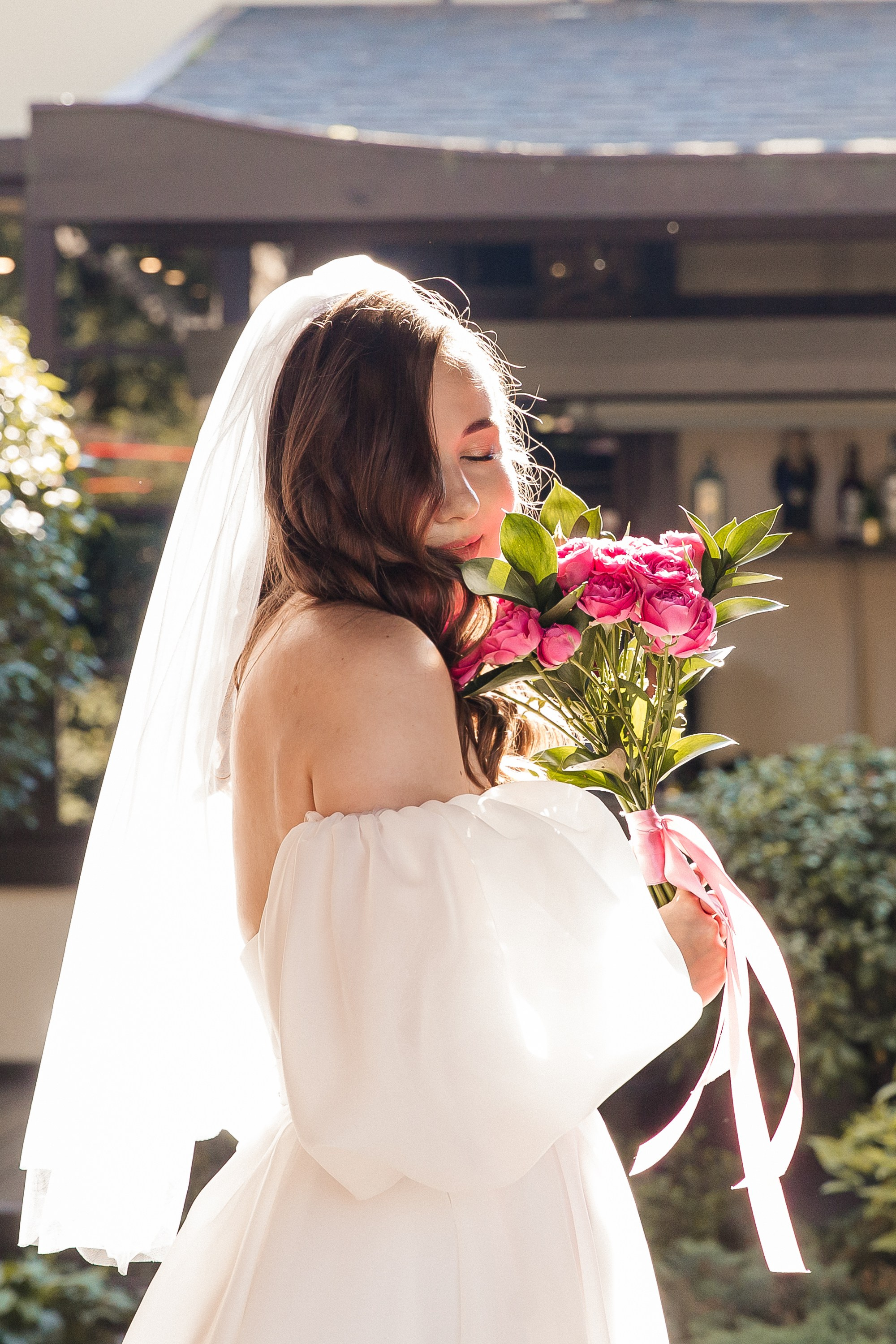 Свадебный портрет невесты с букетом цветов