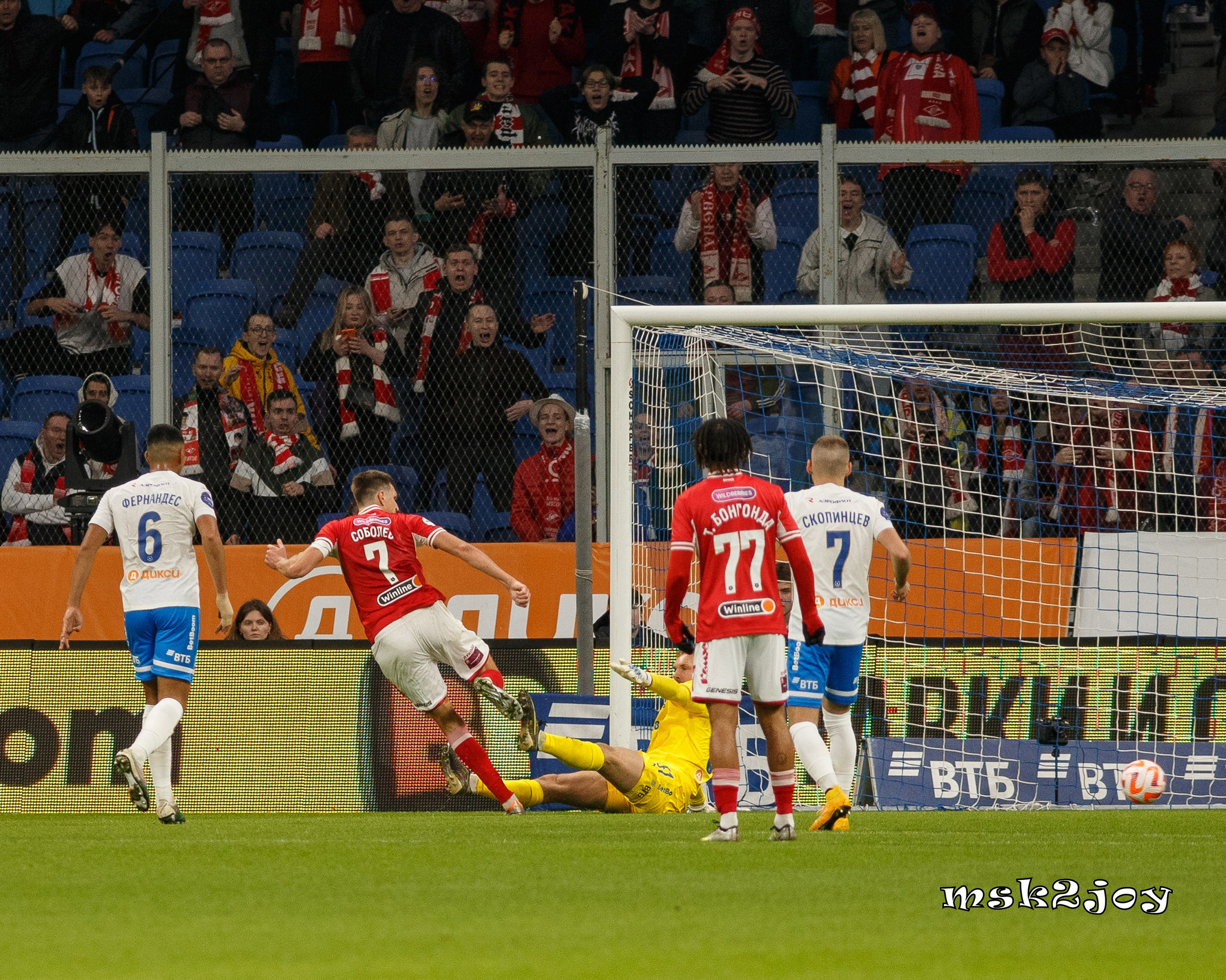 Нападающий футбольного клуба Спартак Москва Александр Соболев забивает в ворота футбольного клуба Динамо Москва. Фотограф - Михаил Тоцкий.