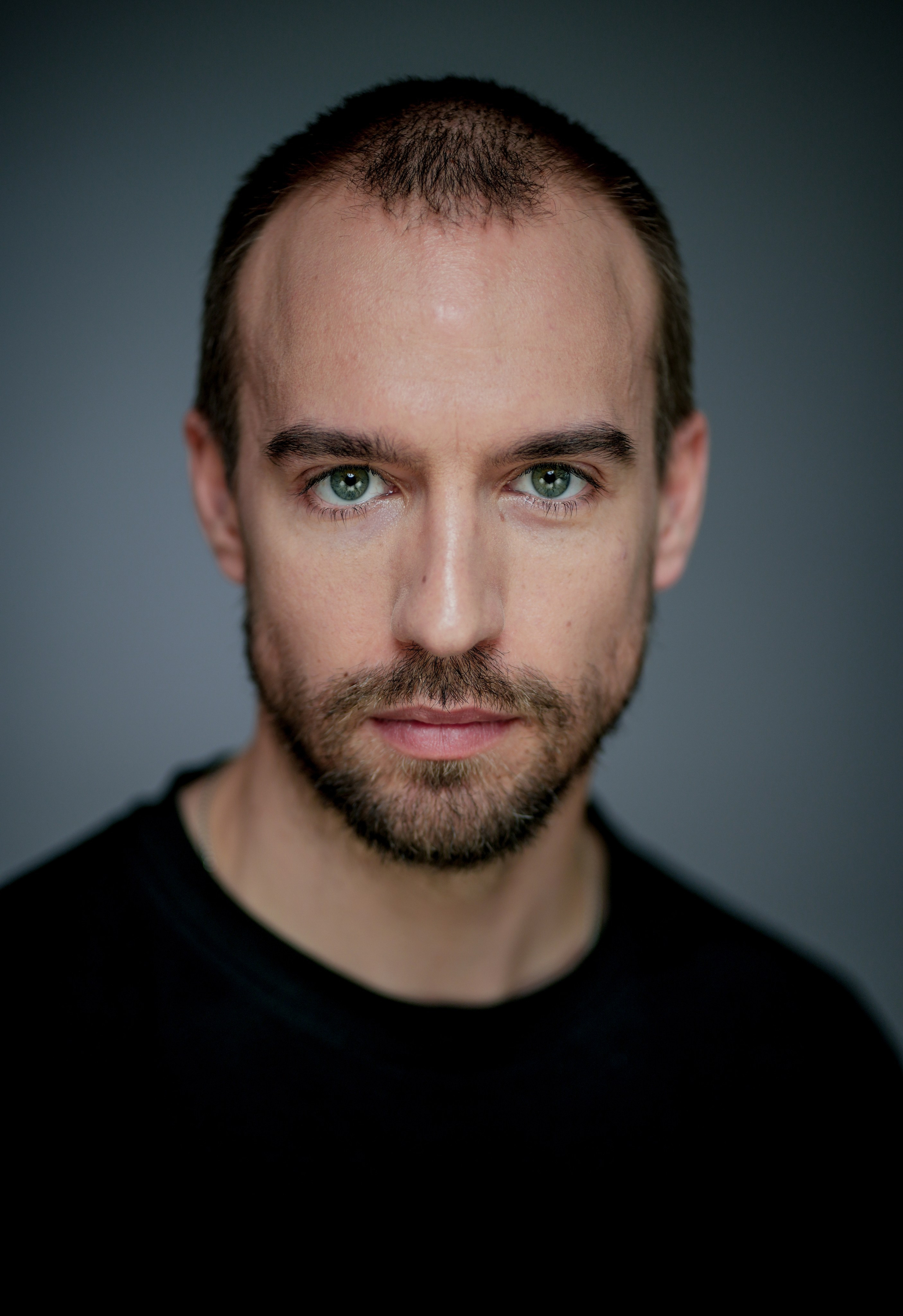 Актёр Пётр Романов. Портретная съемка в Москве, студийный фотограф Игорь Фомин