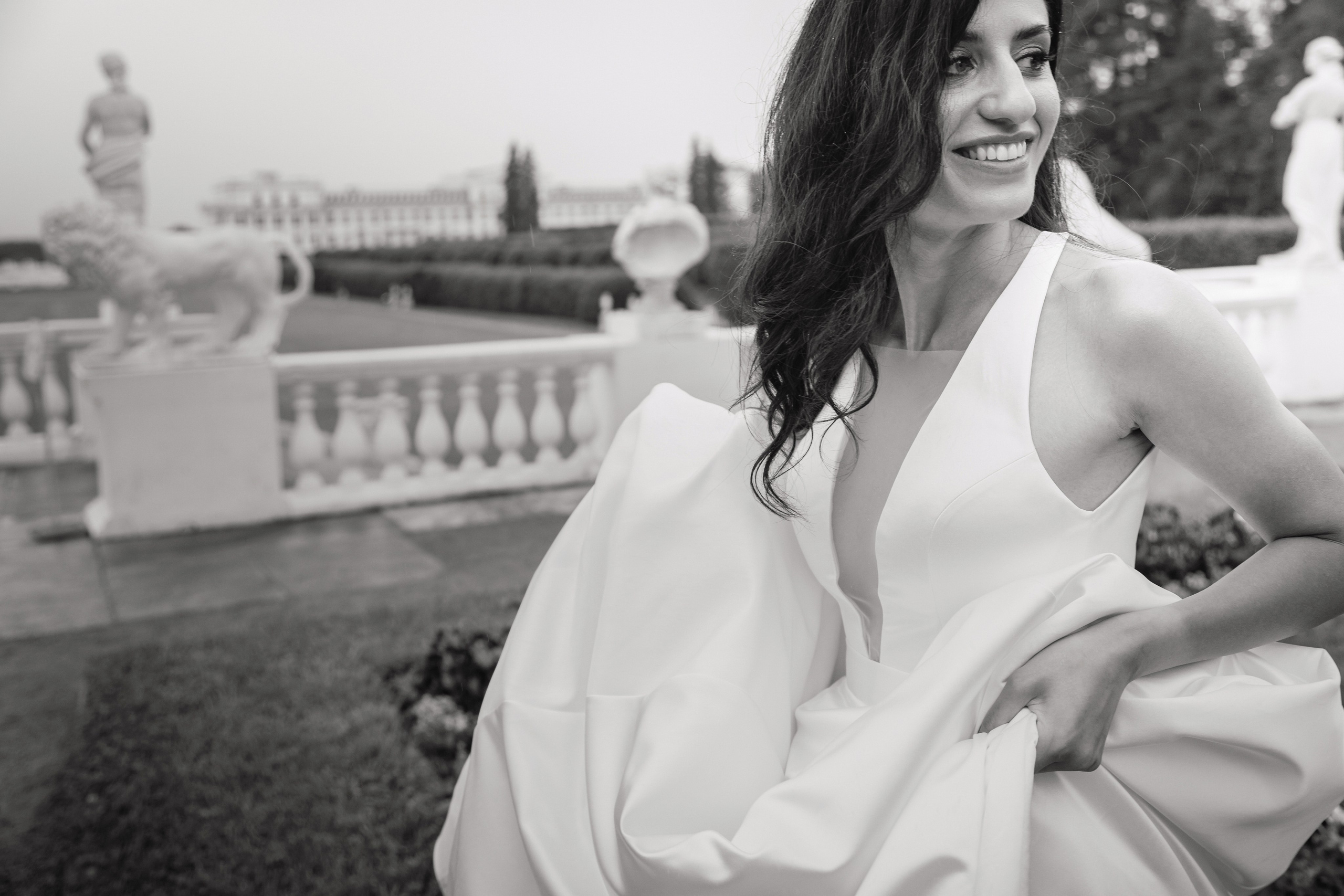 Портрет невесты в Архангельском. Свадебная фотосессия в парке. Стоимость фотографа.