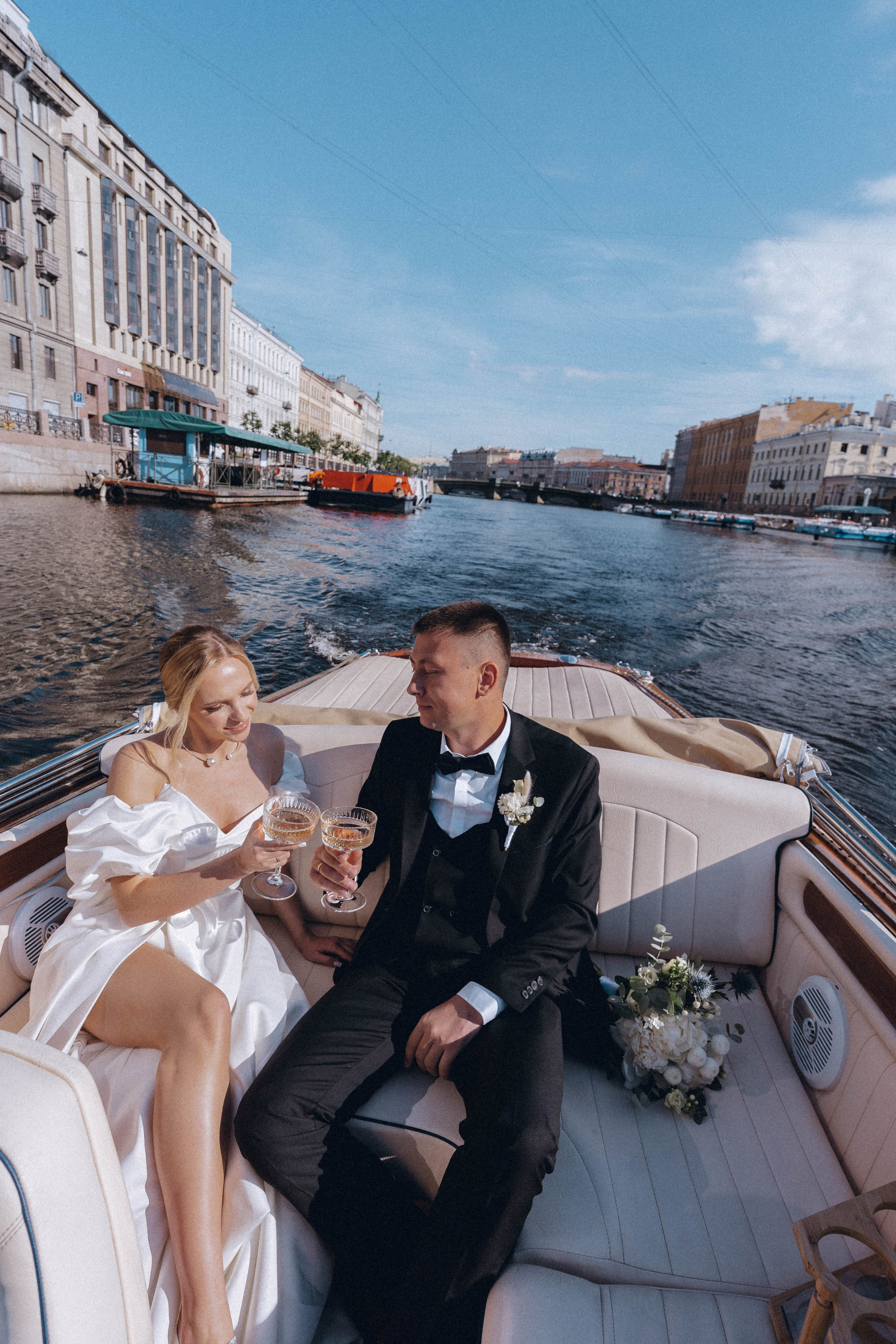 СВАДЕНБНАЯ СЬЕМКА НА КАТЕРЕ ПО КАНАЛАМ САНКТ-ПЕТЕРБУРГА И В АКВАТОРИИ НЕВЫ. Профессиональный фотограф, Санкт-Петербург — Виктория Богомолова
