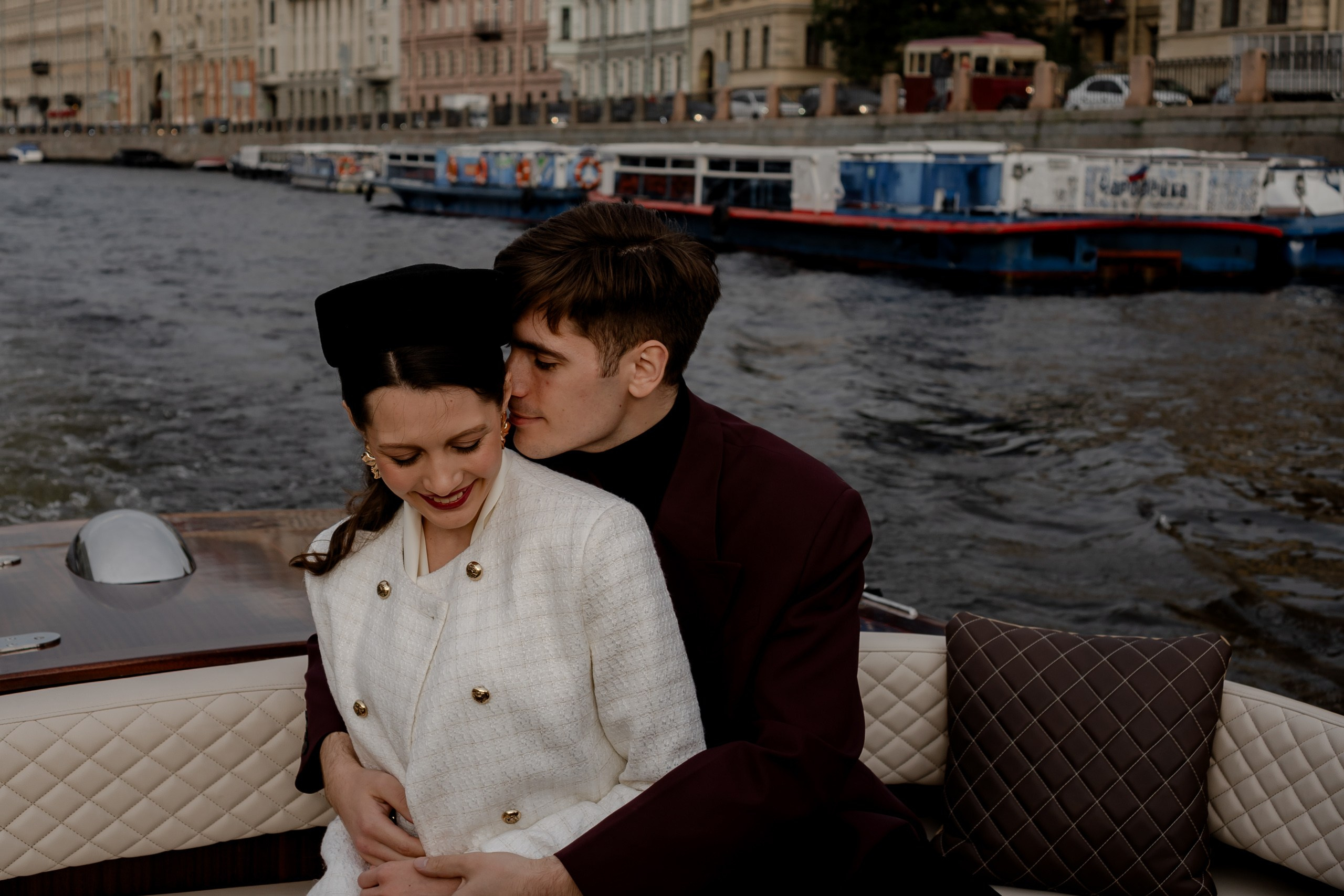СВАДЕНБНАЯ СЬЕМКА НА КАТЕРЕ ПО КАНАЛАМ САНКТ-ПЕТЕРБУРГА И В АКВАТОРИИ НЕВЫ. Профессиональный фотограф, Санкт-Петербург — Виктория Богомолова