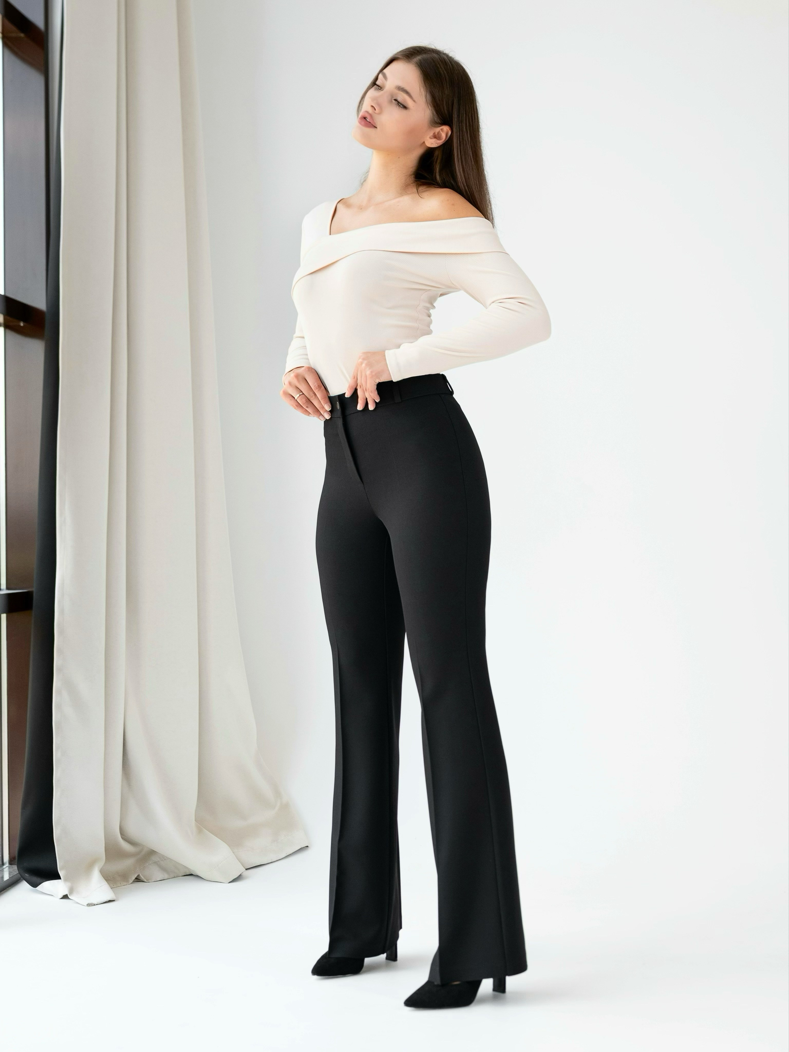 Классические брюки + белый фон+интерьер. Предметный фотограф, фото для маркетплейсов Пятигорск, КМВ