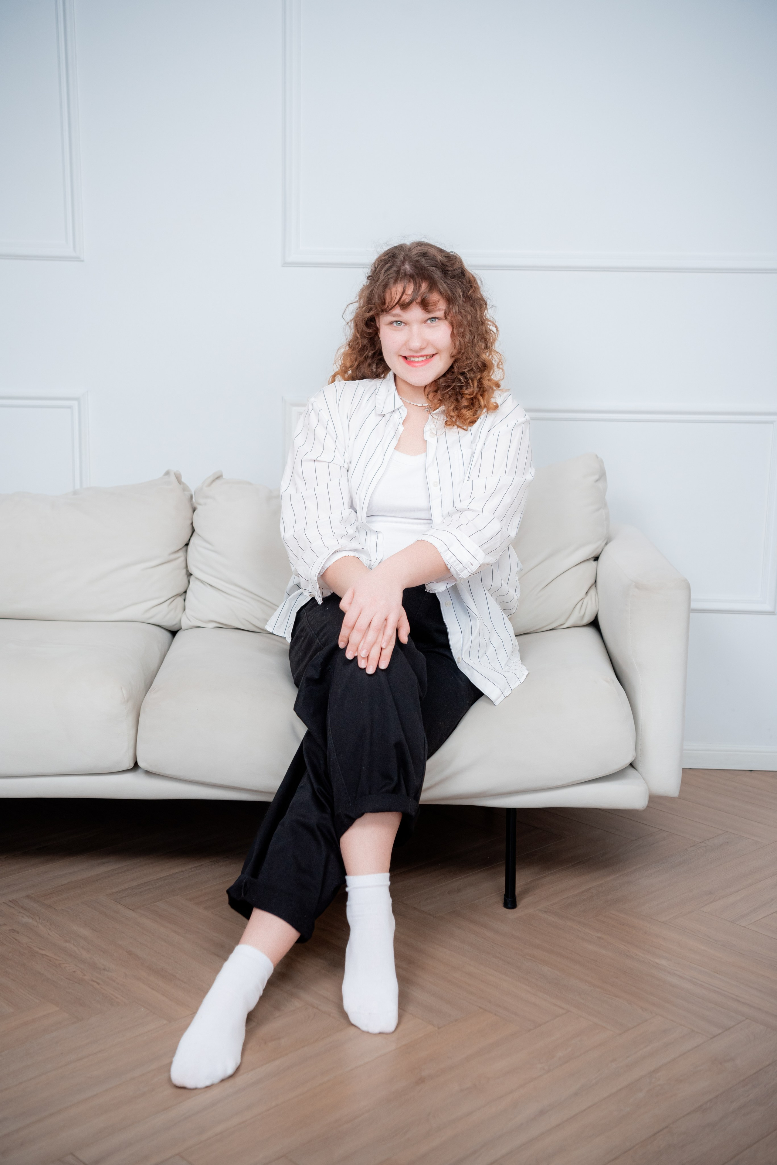 Семейная фотосессия в студии Волгоград для мамы и трёх дочек — Светлые образы в зале Apart. Фотограф в Волгограде и Волжском Александр Горбань