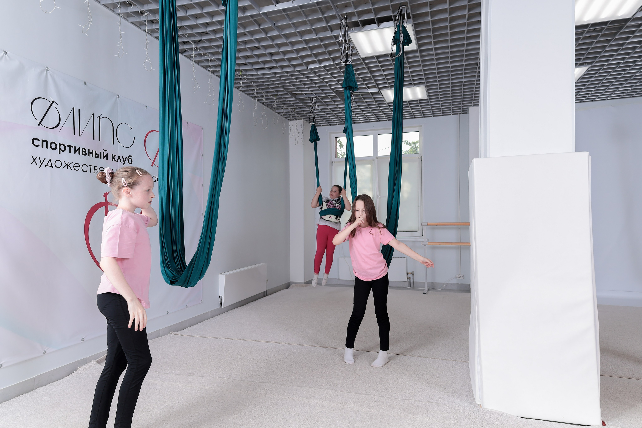 Детская аэройога. Фотограф Надршина Лилия