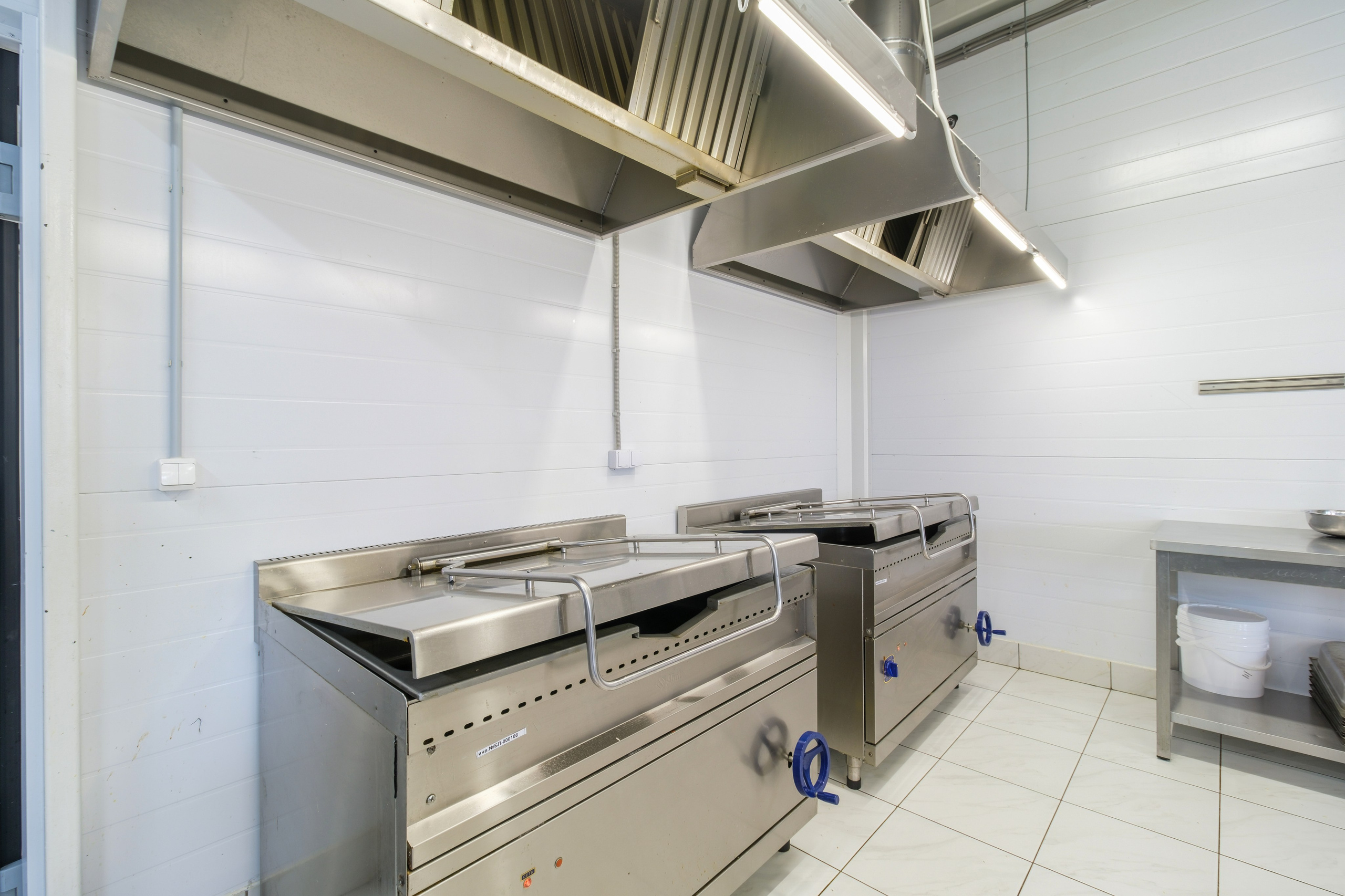 Промышленные фритюрницы в интерьере. Промышленная съёмка.