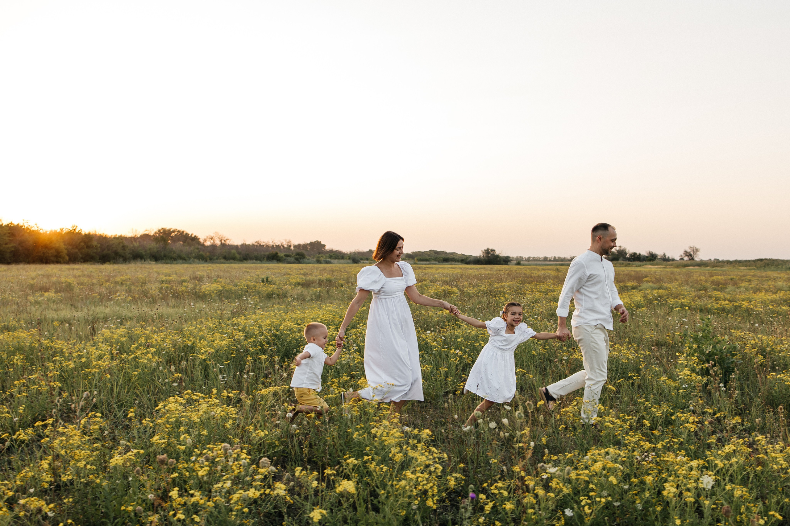 Фотосессия в поле. Семейный фотограф Клименко Дарья в станице Ленинградская