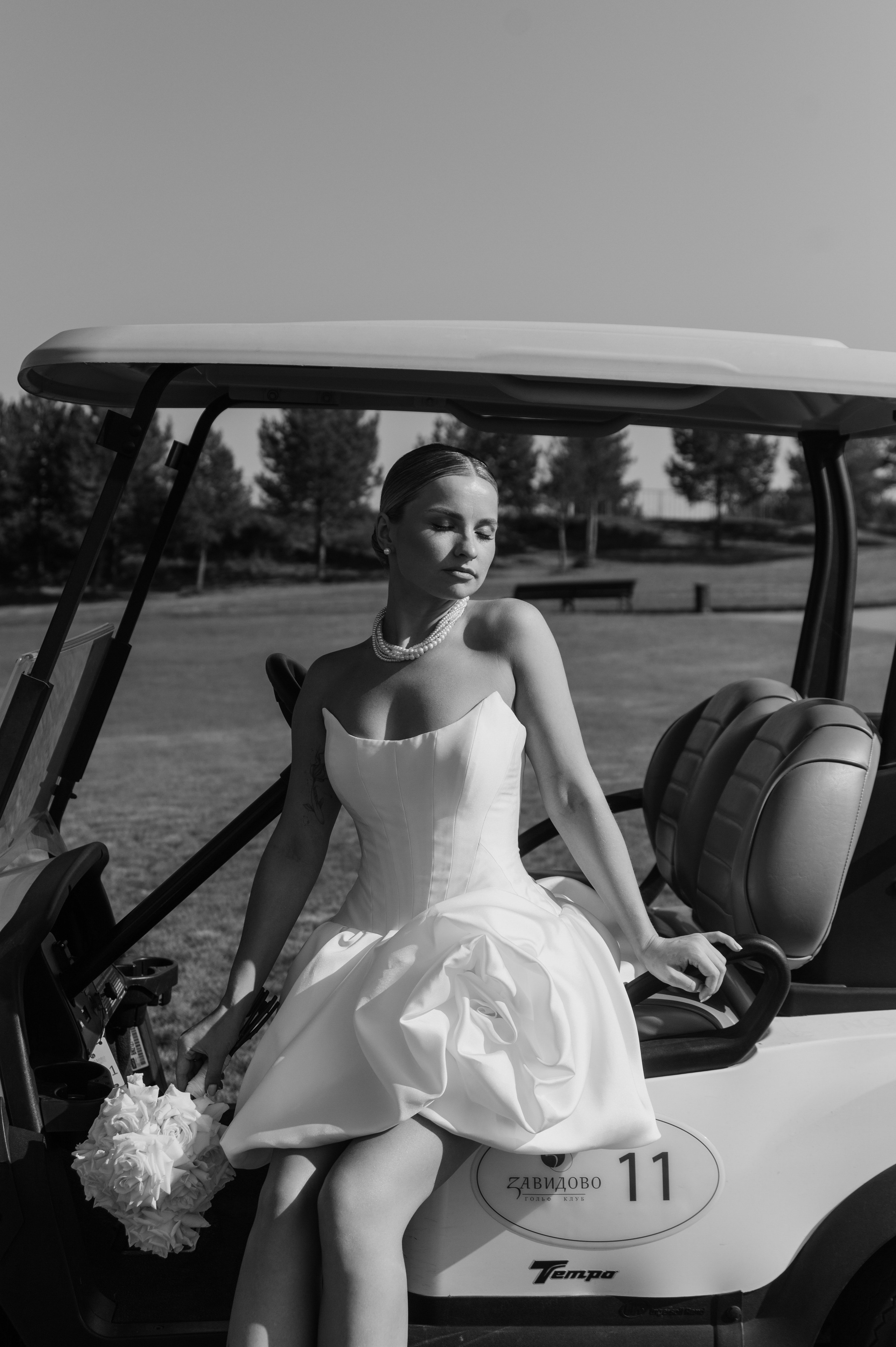 Свадебная фотосессия в Завидово гольф поле с утром невесты и красивым свадебным банкетом. Свадебный фотограф в Твери, Москве и Санкт-Петербурге Денисова Екатерина