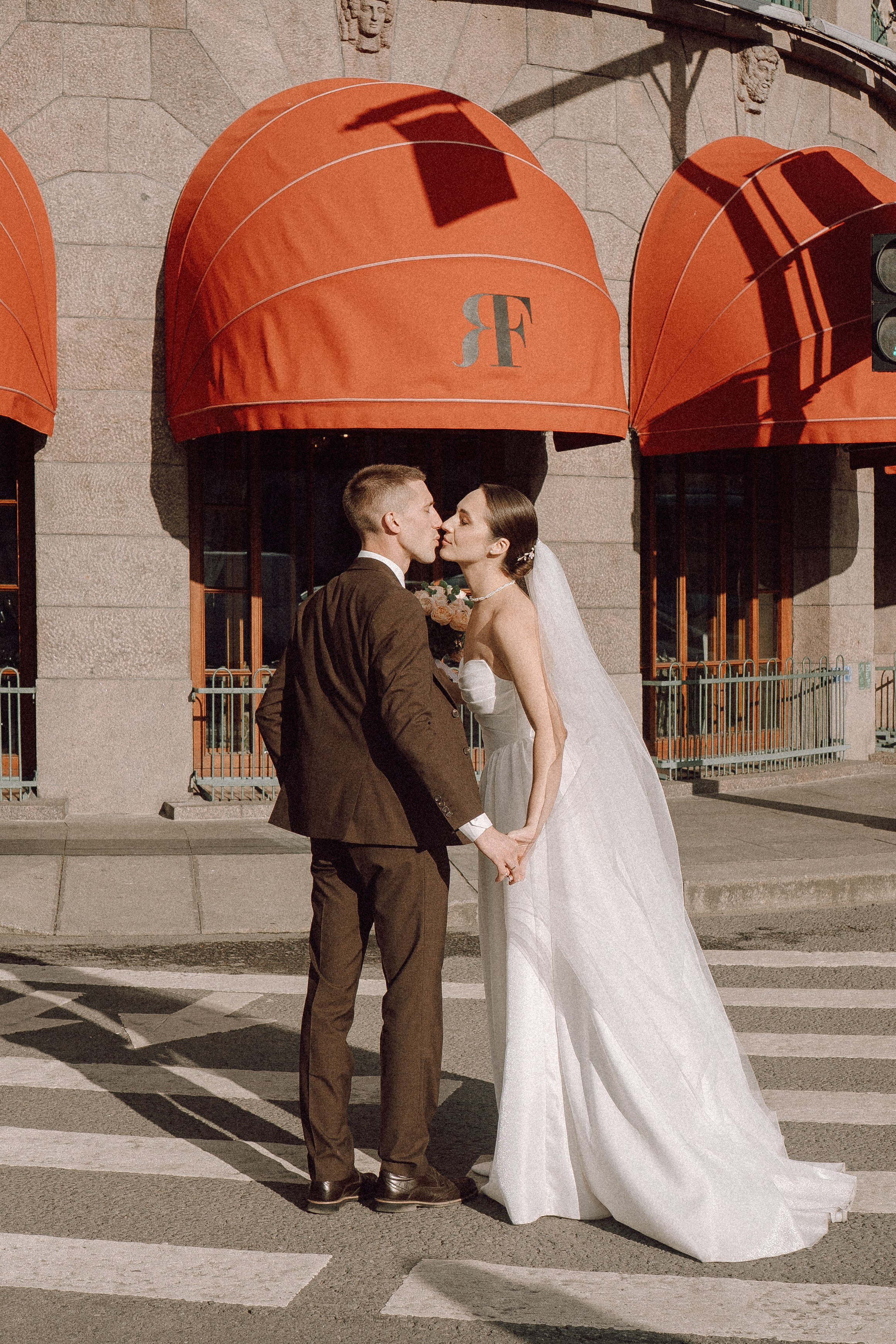 СВАДЕБНАЯ ПРОГУЛКА В САНТК-ПЕТЕРБУРГЕ (ИСАКИЕВСКИЙ СОБОР, ЗИМНЯЯ КАНАВКА, ЭРМИТАЖ И БОЛЬШАЯ МОРСКАЯ УЛИЦА). Профессиональный фотограф, Санкт-Петербург — Виктория Богомолова