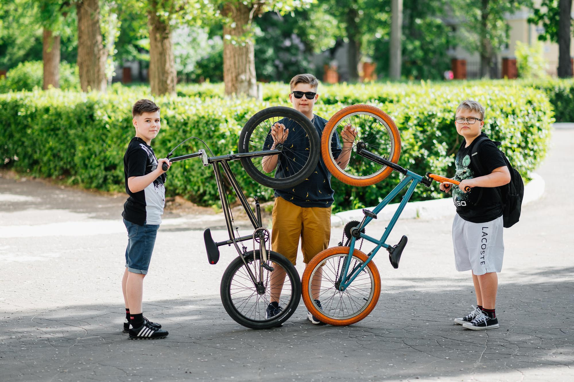 Школьники, фото на улице