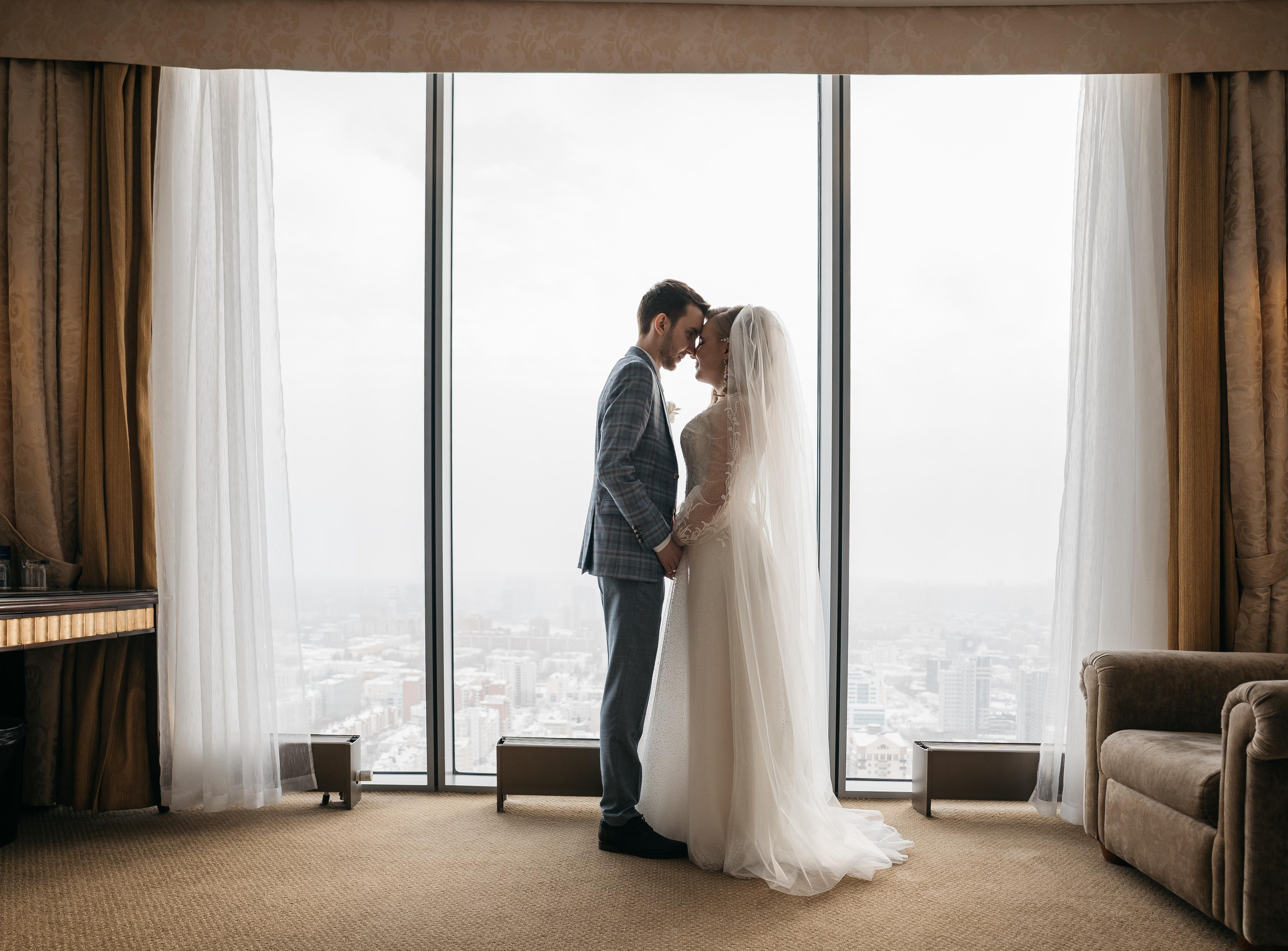 Свадебная фотосессия в Екатеринбурге, свадебная фотосессия в фотостудии Лаборатория, сниму красиво ваше событие. Фотограф Татьяна Мамонтова