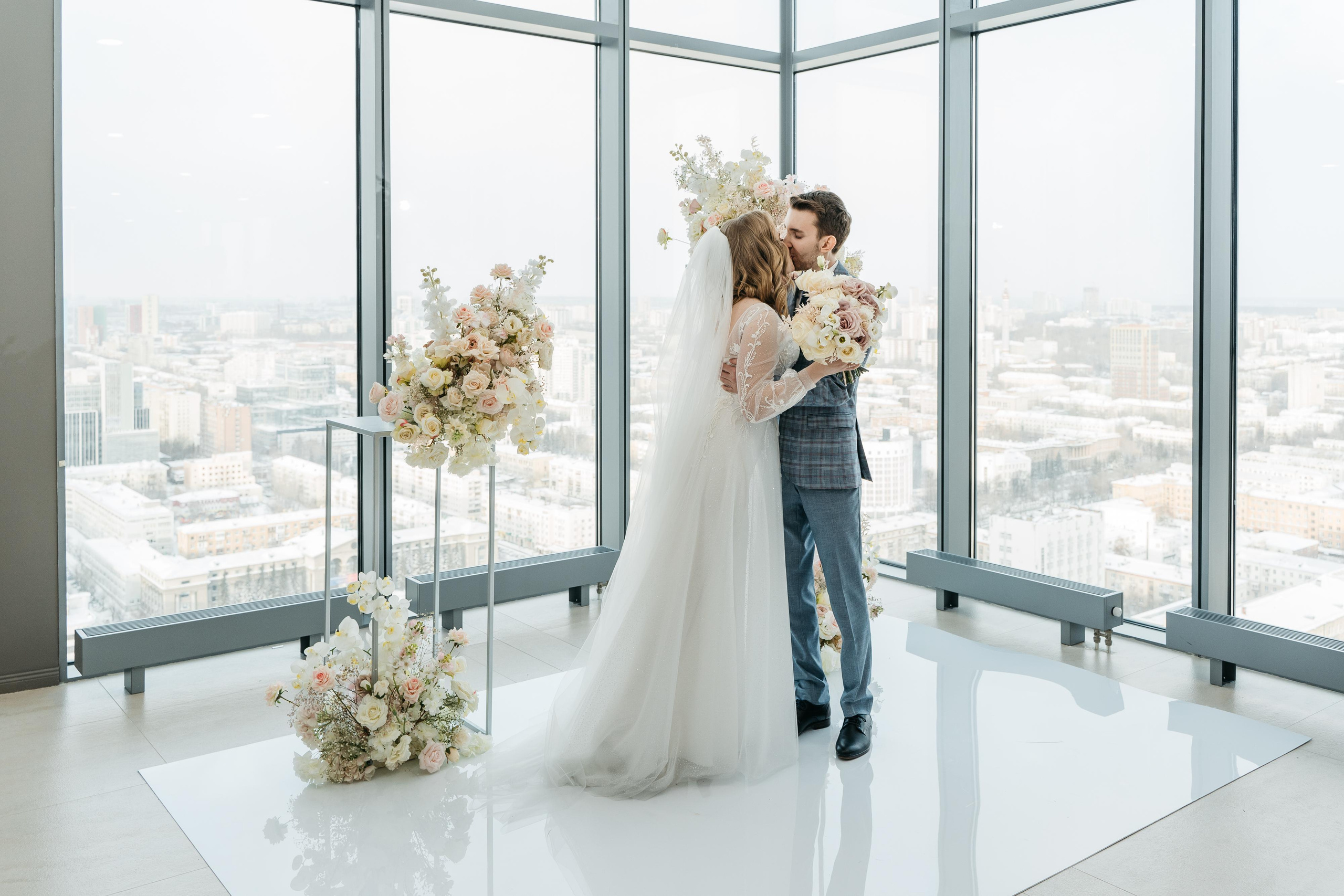 Свадебная фотосессия в Екатеринбурге, свадебная фотосессия в фотостудии Лаборатория, сниму красиво ваше событие. Фотограф Татьяна Мамонтова