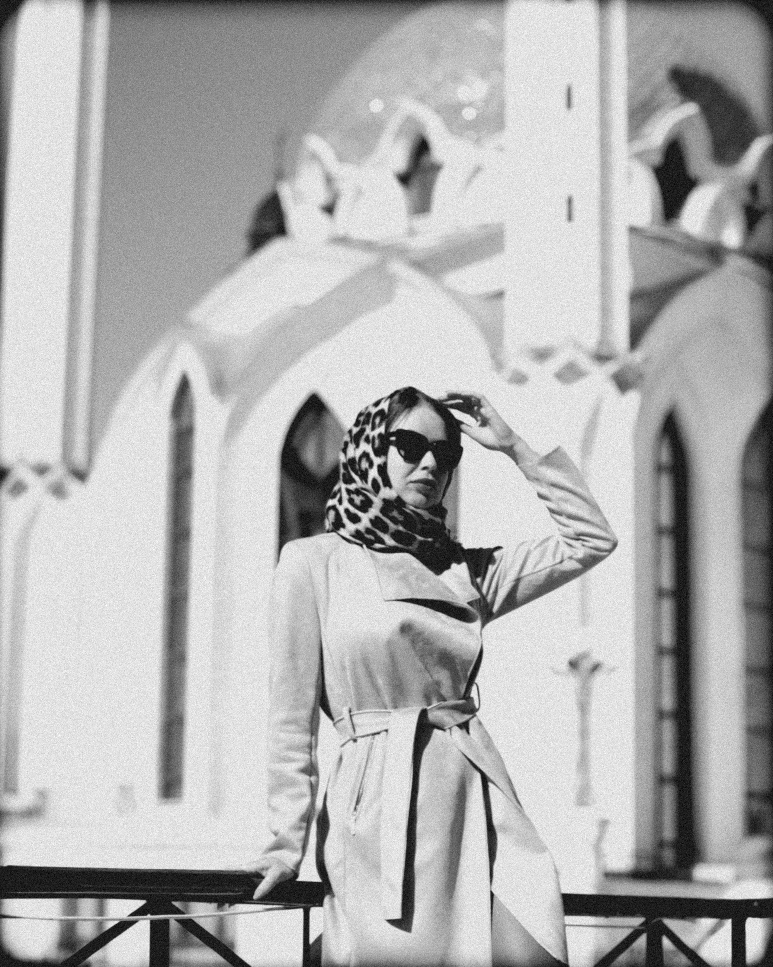 Фотосессия девушки в пальто у ограды, уличная съёмка, фотограф Айси Клусова, обработка Айси Клусова