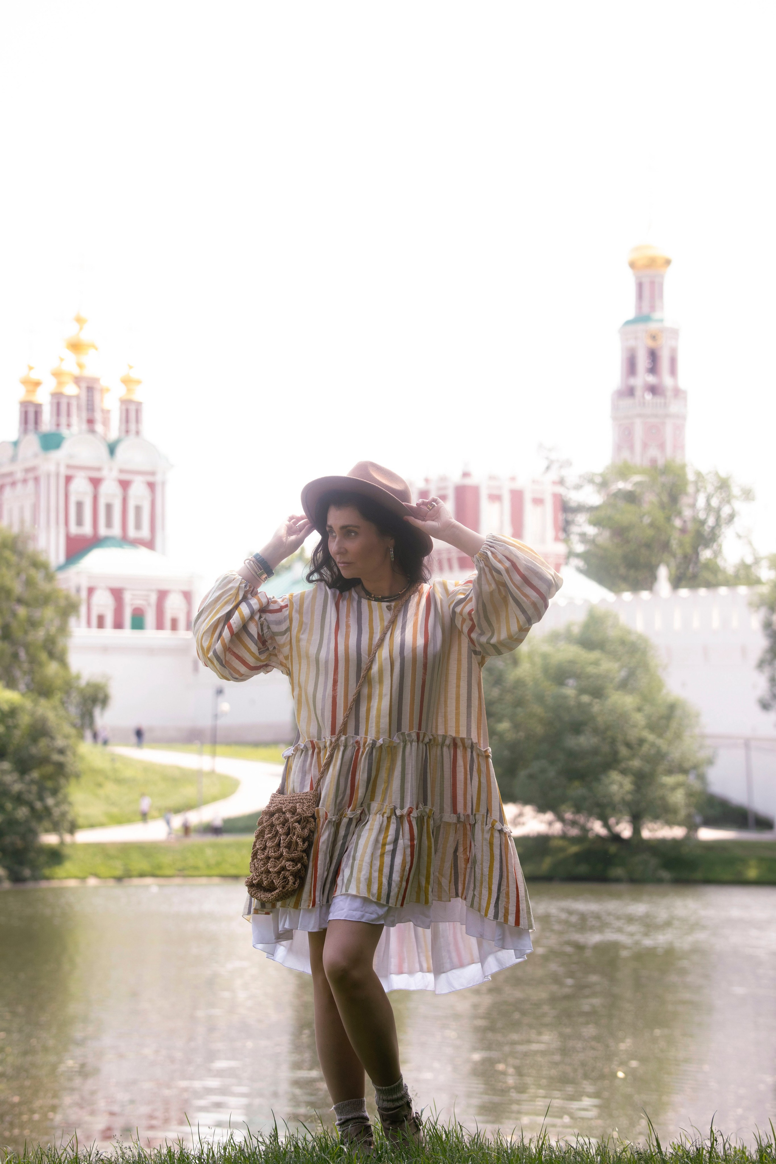 женский портрет на фоне монастыря