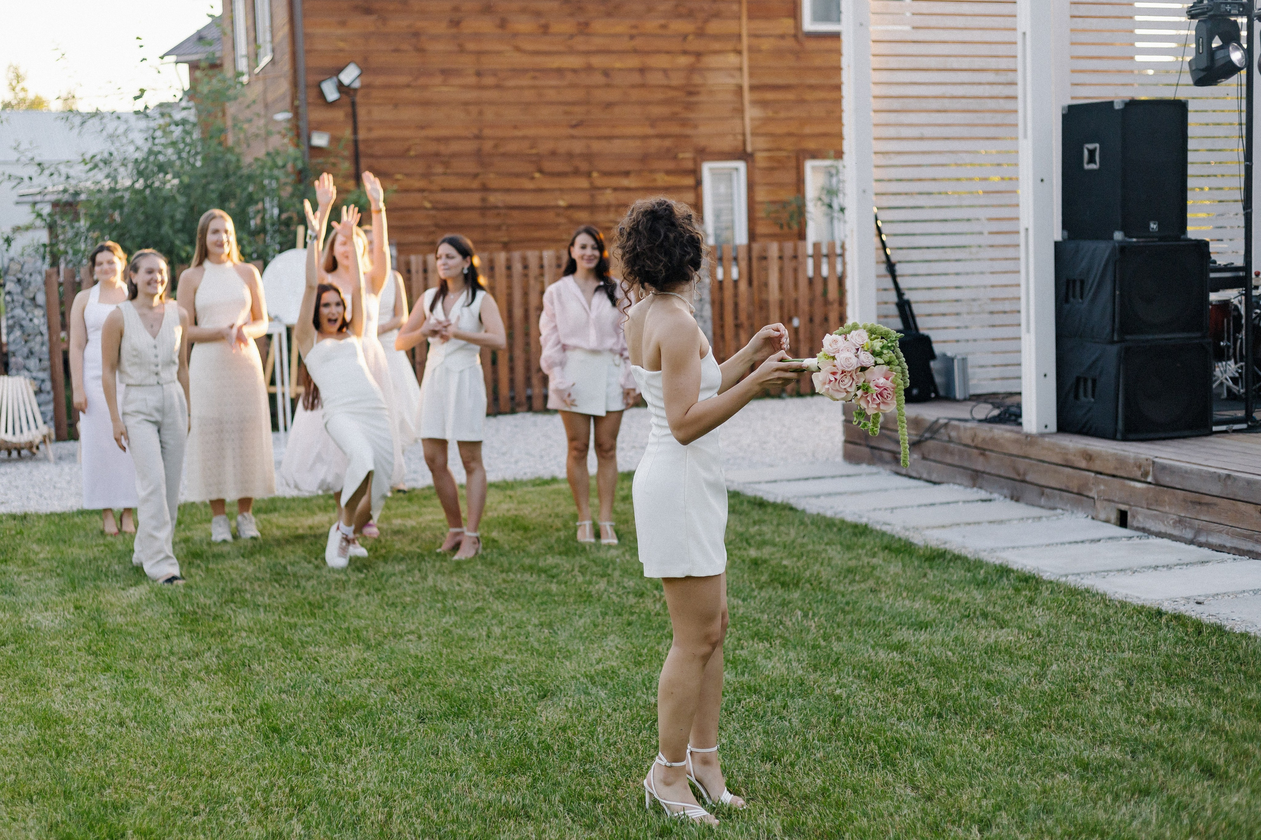 Плюс тридцать градусов на лужайке. Фотограф Андрей Куськало