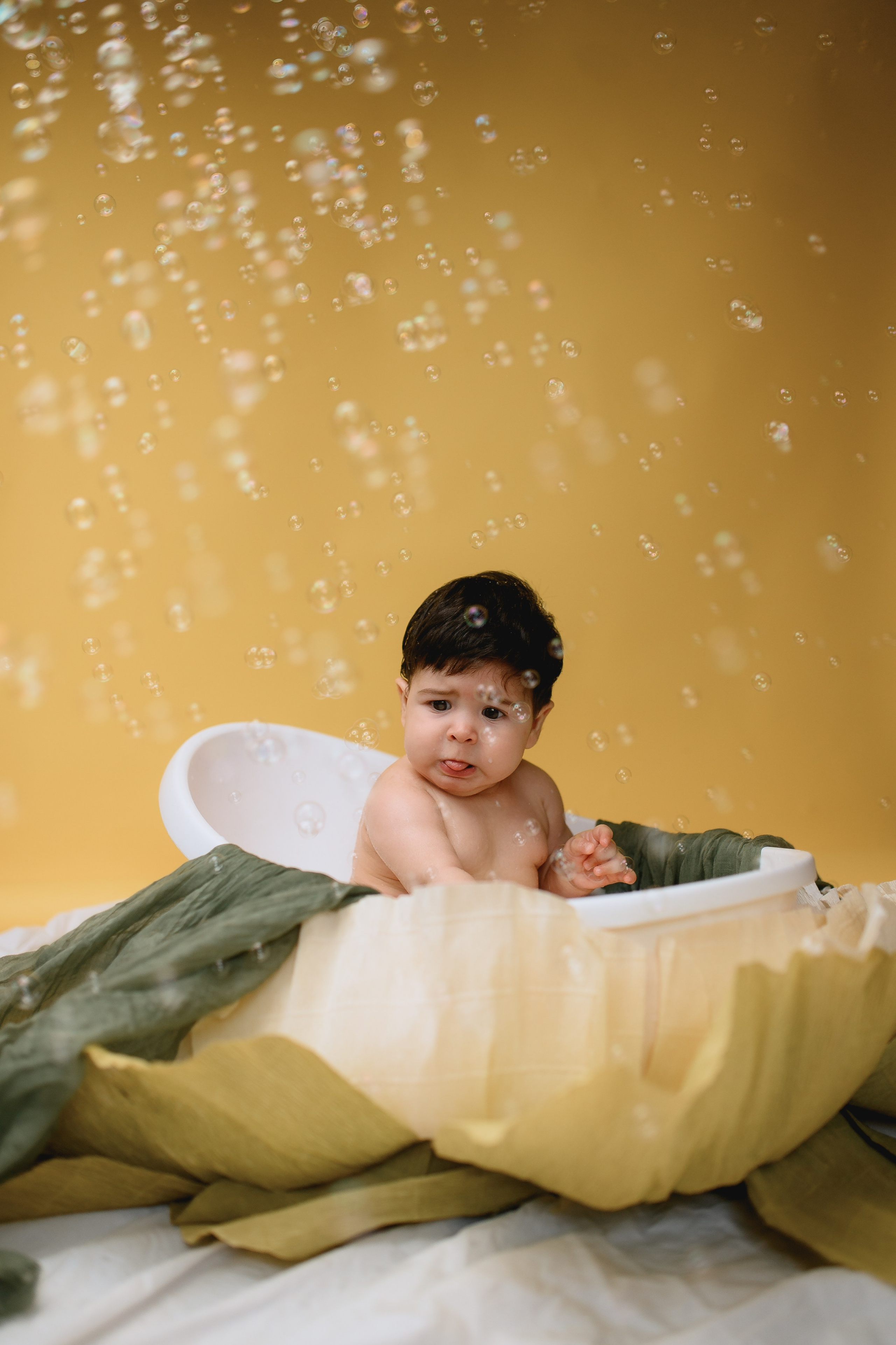 Тиграша 7 мес и молочная ванночка. Фотограф Котова Валентина